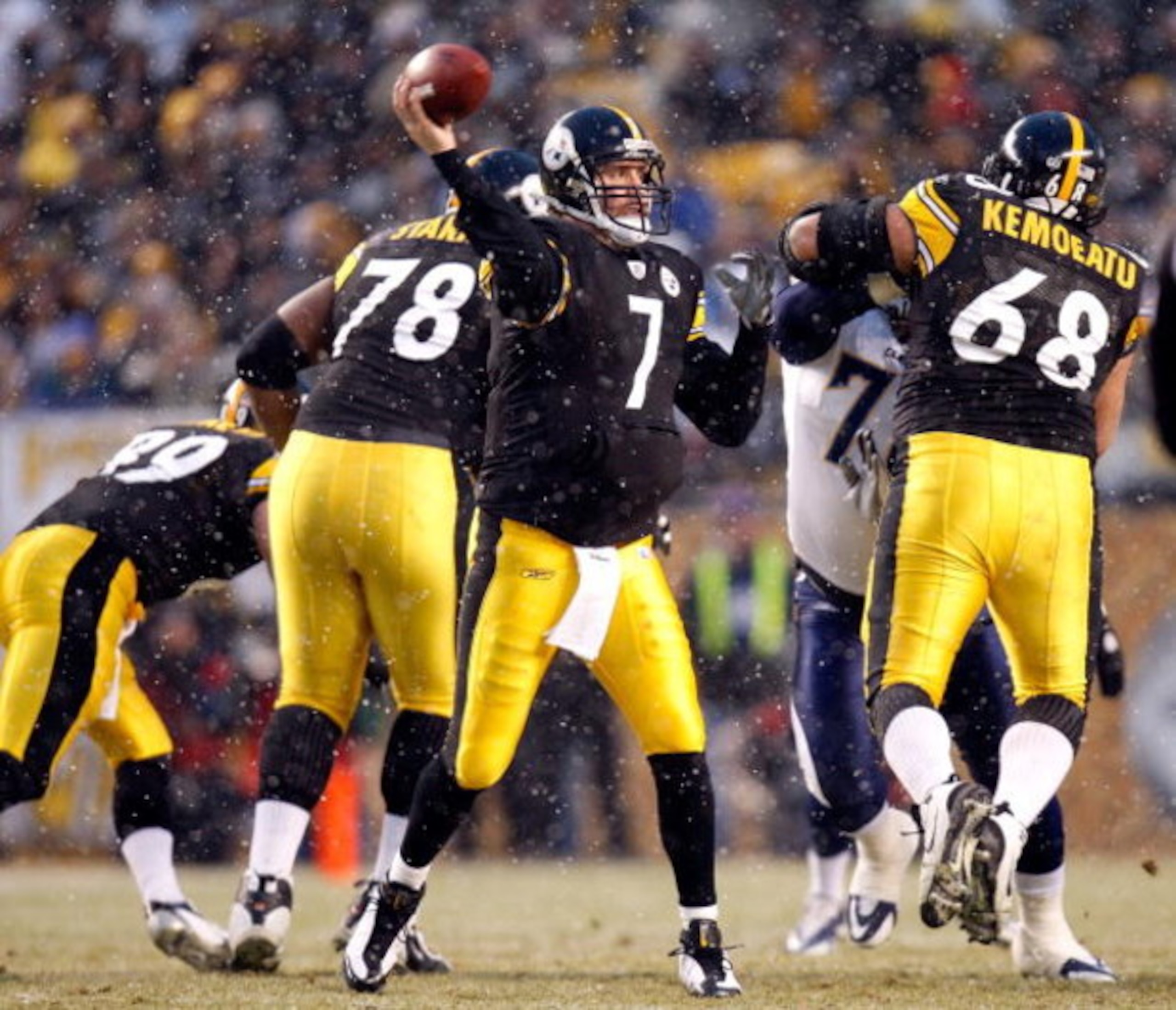 PITTSBURGH - JANUARY 11:  Snow falls as Ben Roethlisberger #7 of the Pittsburgh Steelers throws a pass against the San Diego Chargers during their AFC Divisional Playoff Game on January 11, 2009 at Heinz Field in Pittsburgh, Pennsylvania. Steelers won 35-