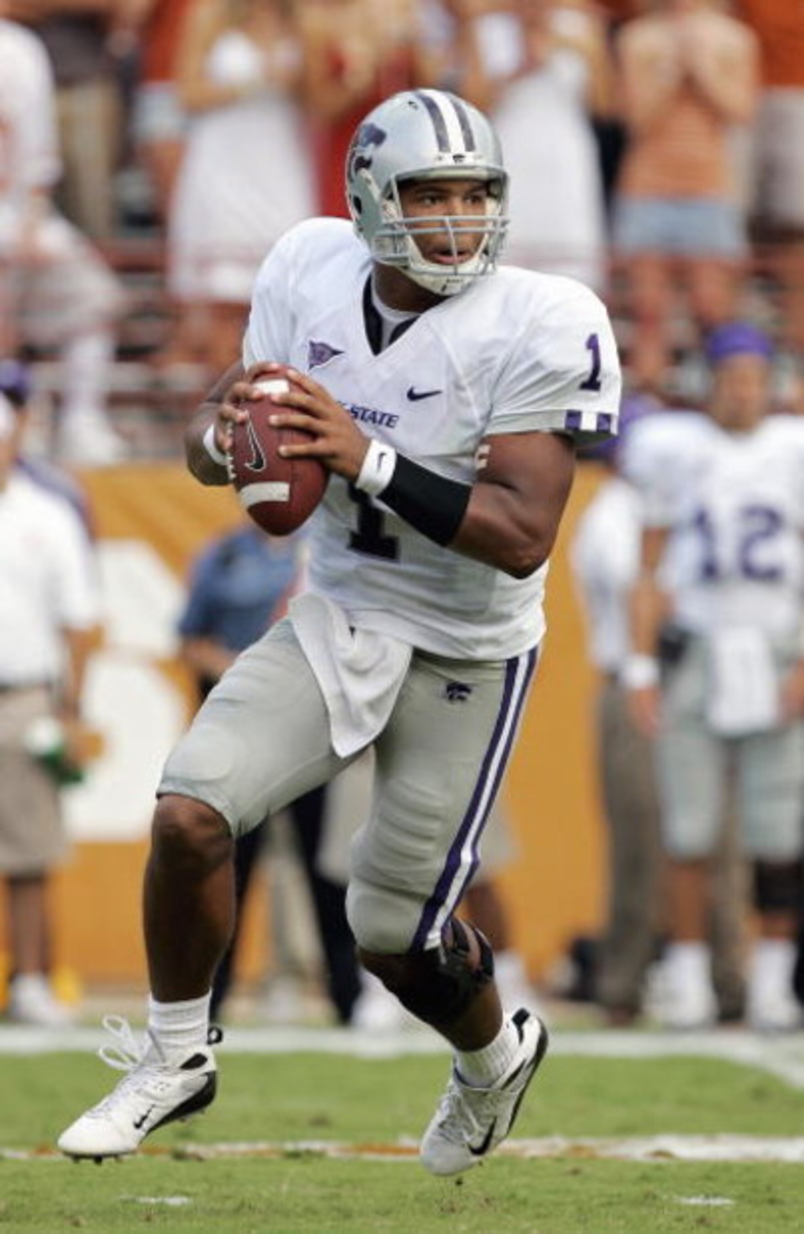 AUSTIN, TX - SEPTEMBER 29: Josh Freeman #1 of the Kansas State Wildcats looks to pass the ball during the game against the Texas Longhorns on September 29, 2007 at Darrell K Royal-Texas Memorial Stadium in Austin, Texas.  Kansas State won 41-21.  (Photo b