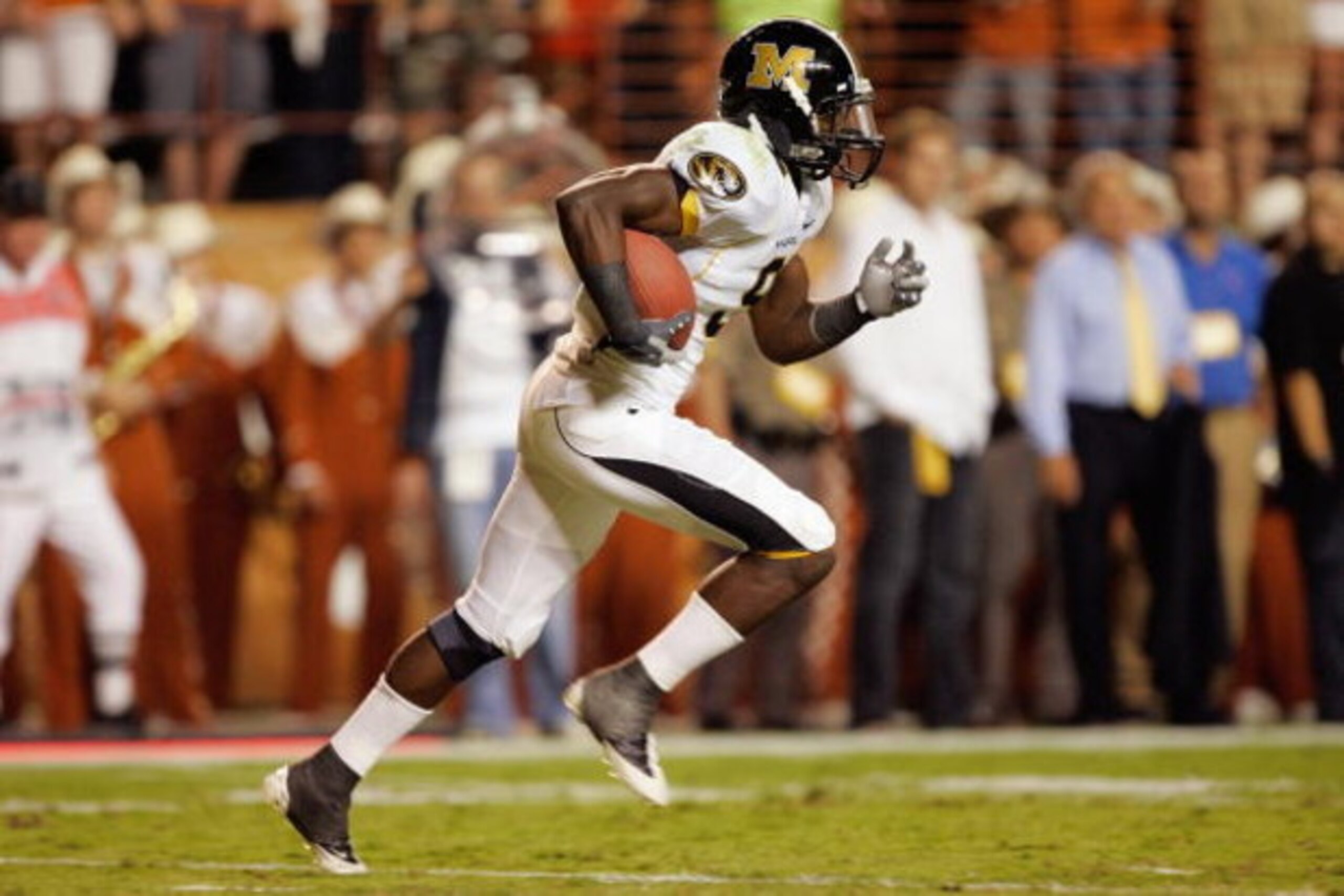 AUSTIN, TX - OCTOBER 18:  Jeremy Maclin #9 of the Missouri Tigers carries the ball during the game against the Texas Longhorns on October 18, 2008 at Darrell K Royal-Texas Memorial Stadium in Austin, Texas.  Texas won 56-31.  (Photo by Brian Bahr/Getty Im
