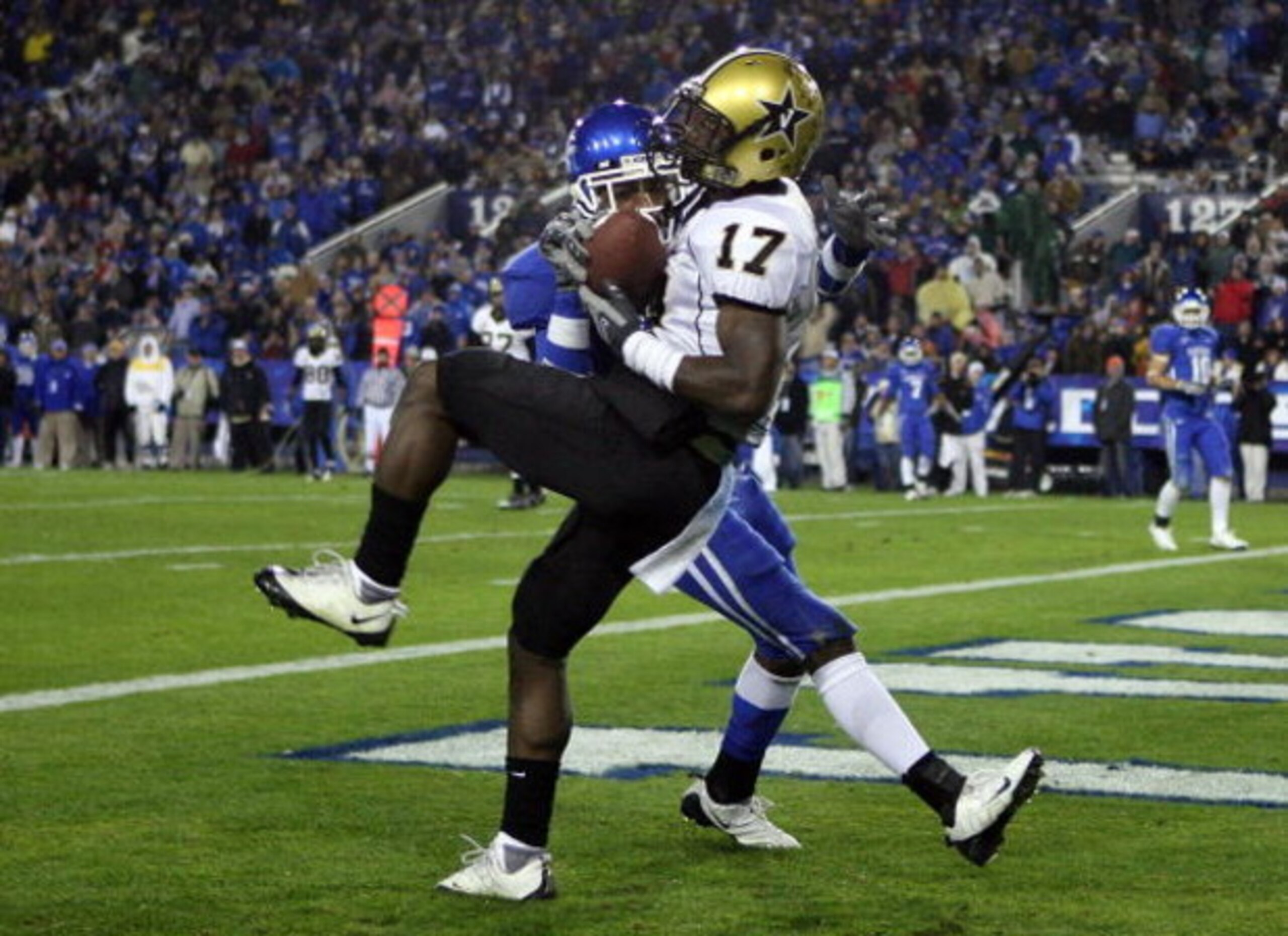 LEXINGTON, KY - NOVEMBER 15:  D.J. Moore #17 of the Vanderbilt Commodores catches a touchdown pass during the game against the Kentucky Wildcats on November 15, 2008 at Commonwealth Stadium in Lexington, Kentucky.  (Photo by Andy Lyons/Getty Images)