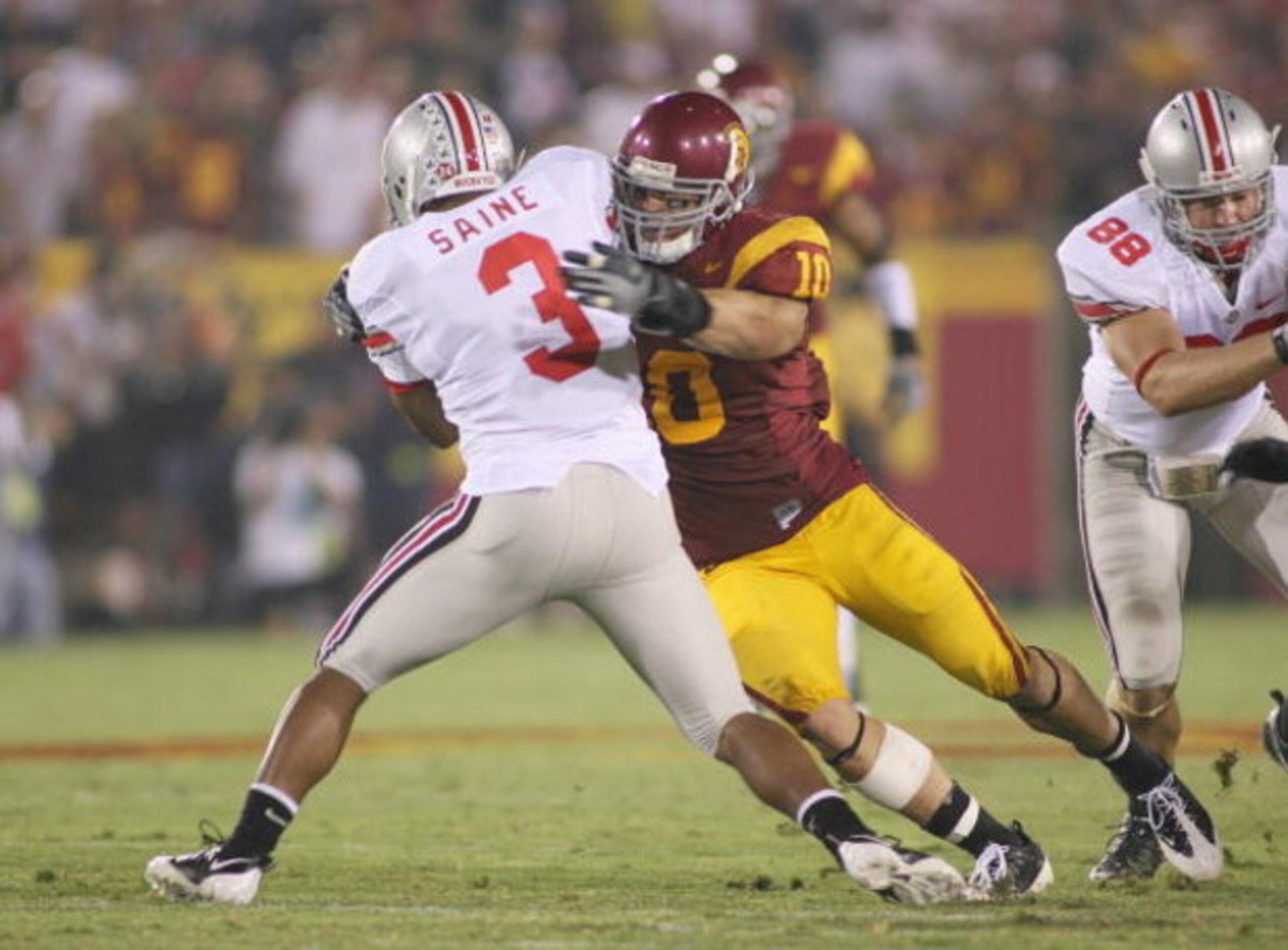 LOS ANGELES - SEPTEMBER 13:  Brian Cushing #10 of the USC Trojans tackles Brandon Saine #33 of the Ohio State Buckeyes in the second quarter of the game on September 13, 2008 at the Los Angeles Memorial Coliseum in Los Angeles, California.  USC won 35-3. 
