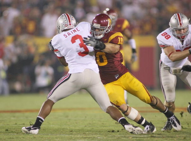 LOS ANGELES - SEPTEMBER 13:  Brian Cushing #10 of the USC Trojans tackles Brandon Saine #33 of the Ohio State Buckeyes in the second quarter of the game on September 13, 2008 at the Los Angeles Memorial Coliseum in Los Angeles, California.  USC won 35-3. 