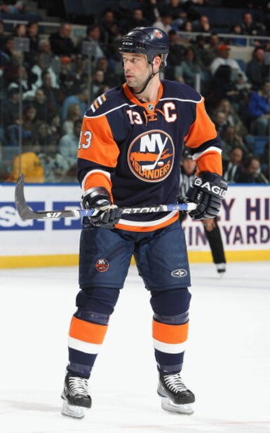 UNIONDALE, NY - FEBRUARY 26:  Bill Guerin #13  of the New York Islanders in action against the Toronto Maple Leafs during their game at the Nassau Coliseum on February 26, 2009 at the Nassau Coliseum in Uniondale, New York.  (Photo by Al Bello/Getty Image