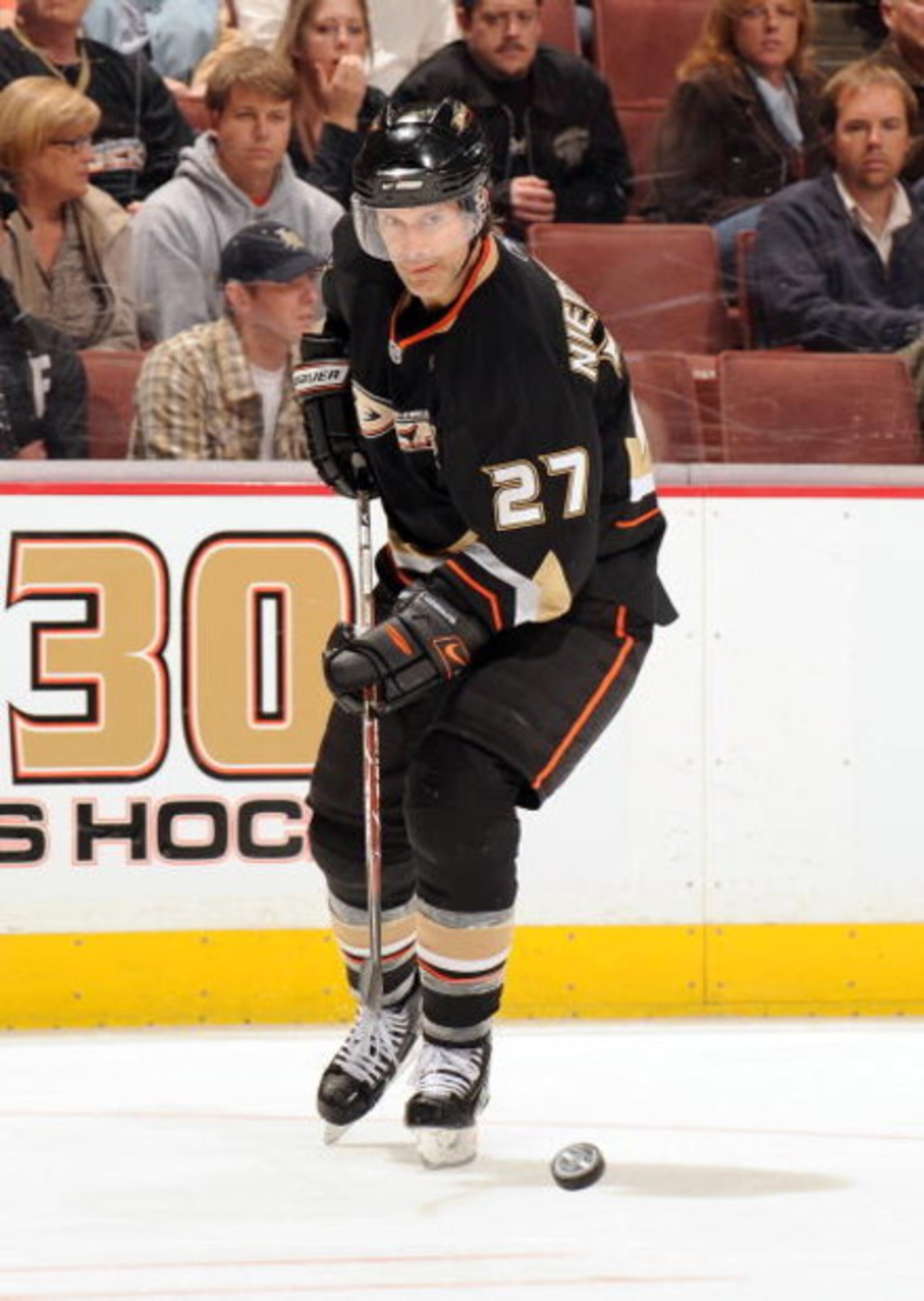 ANAHEIM, CA - MARCH 08:  Scott Niedermayer #27 of the Anaheim Ducks makes a pass against the Minnesota Wild during the game on March 8, 2009 at the Honda Center in Anaheim, California.  (Photo by Harry How/Getty Images)