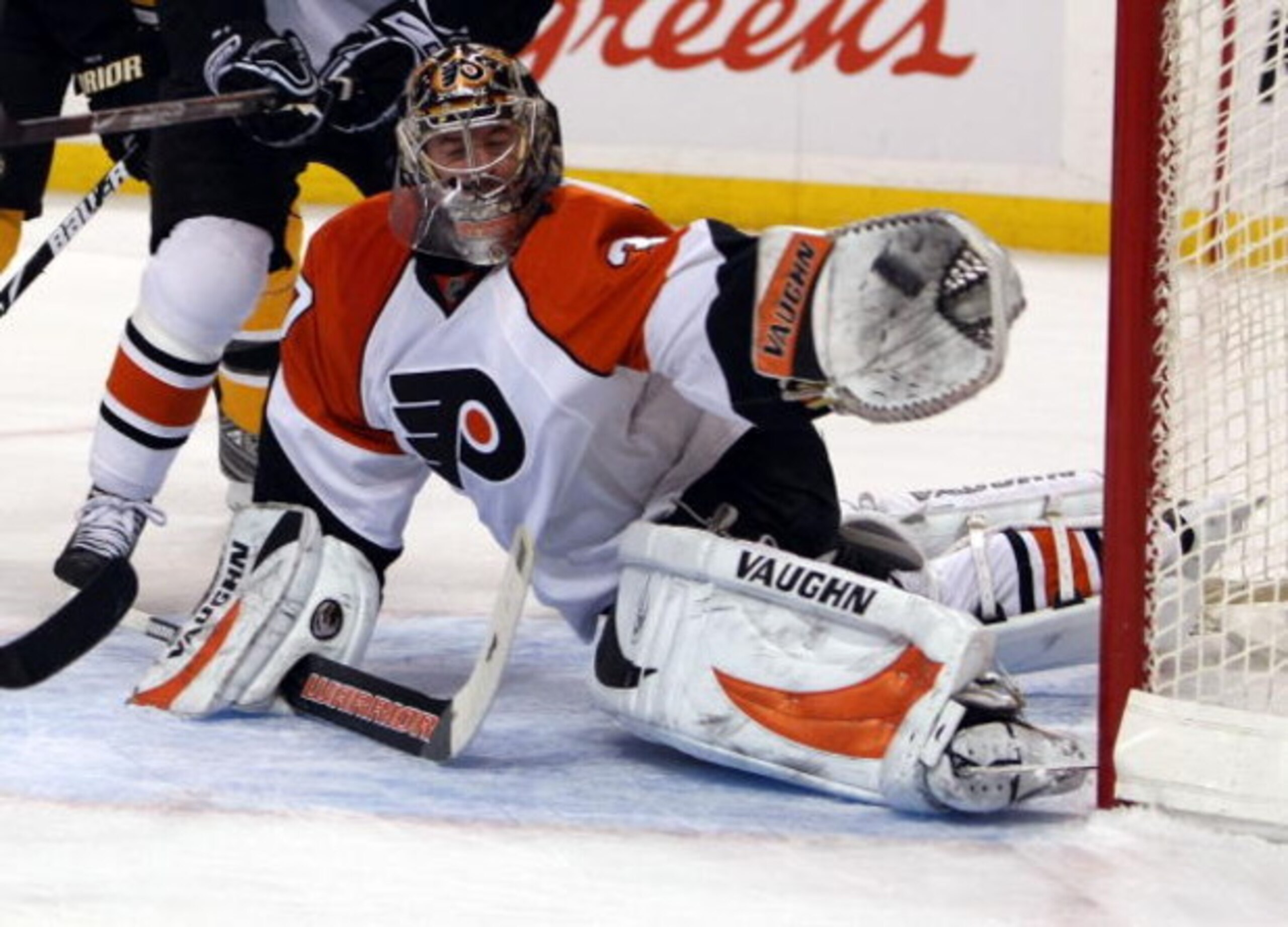 BOSTON - MARCH 03:  Antero Niittymaki #30 of the Philadelphia Flyers stops a shot by the Boston Bruins on March 3, 2009 at the TD Banknorth Garden in Boston, Massachusetts.  (Photo by Elsa/Getty Images)