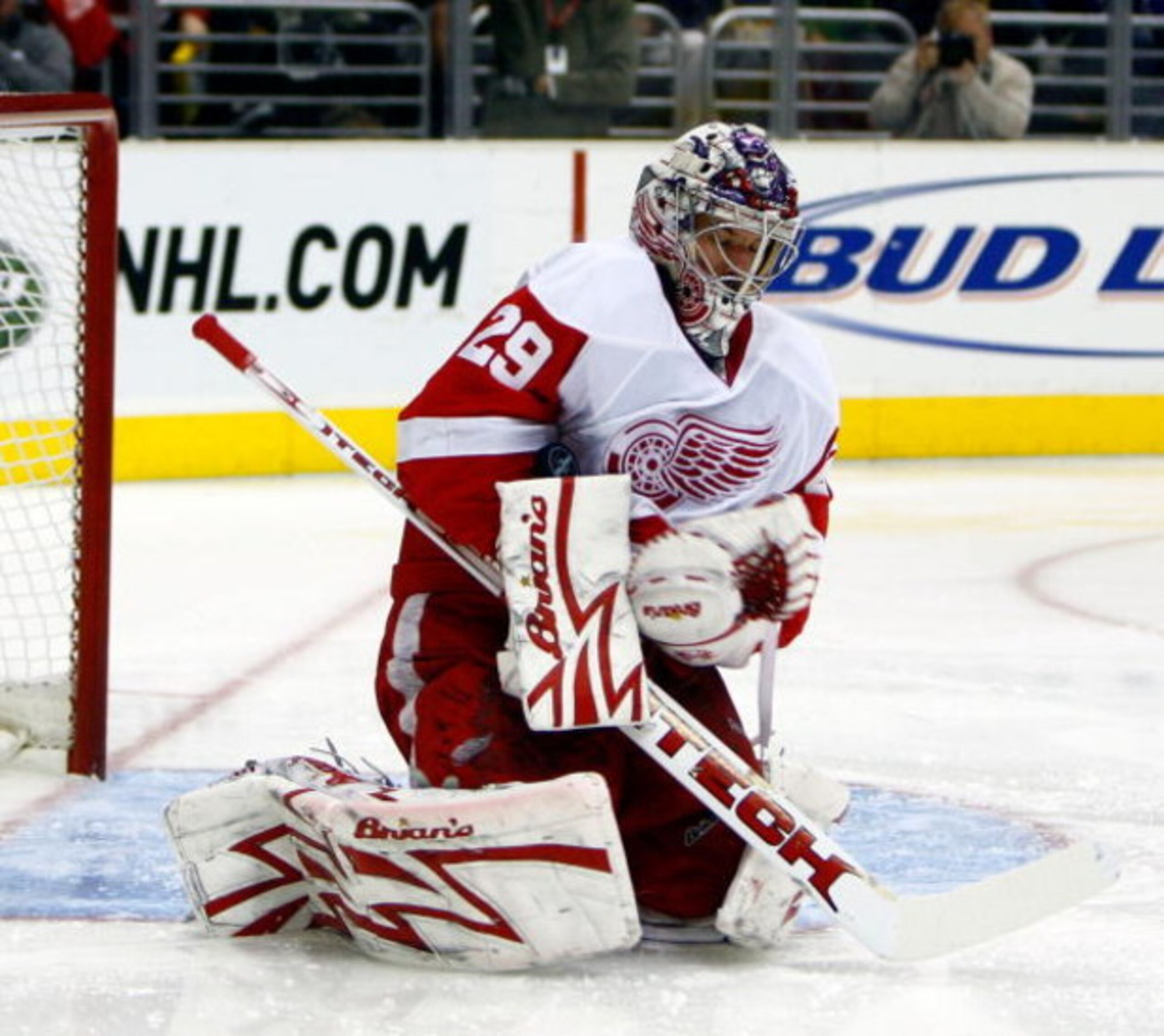 LOS ANGELES, CA - JANUARY 15:  Goaltender Ty Conklin #29 of the Detroit Red Wings corrals the puck in his arm pit during the second period against the Los Angeles Kings at Staples Center on January 15, 2009 in Los Angeles, California.  (Photo by Jeff Gros
