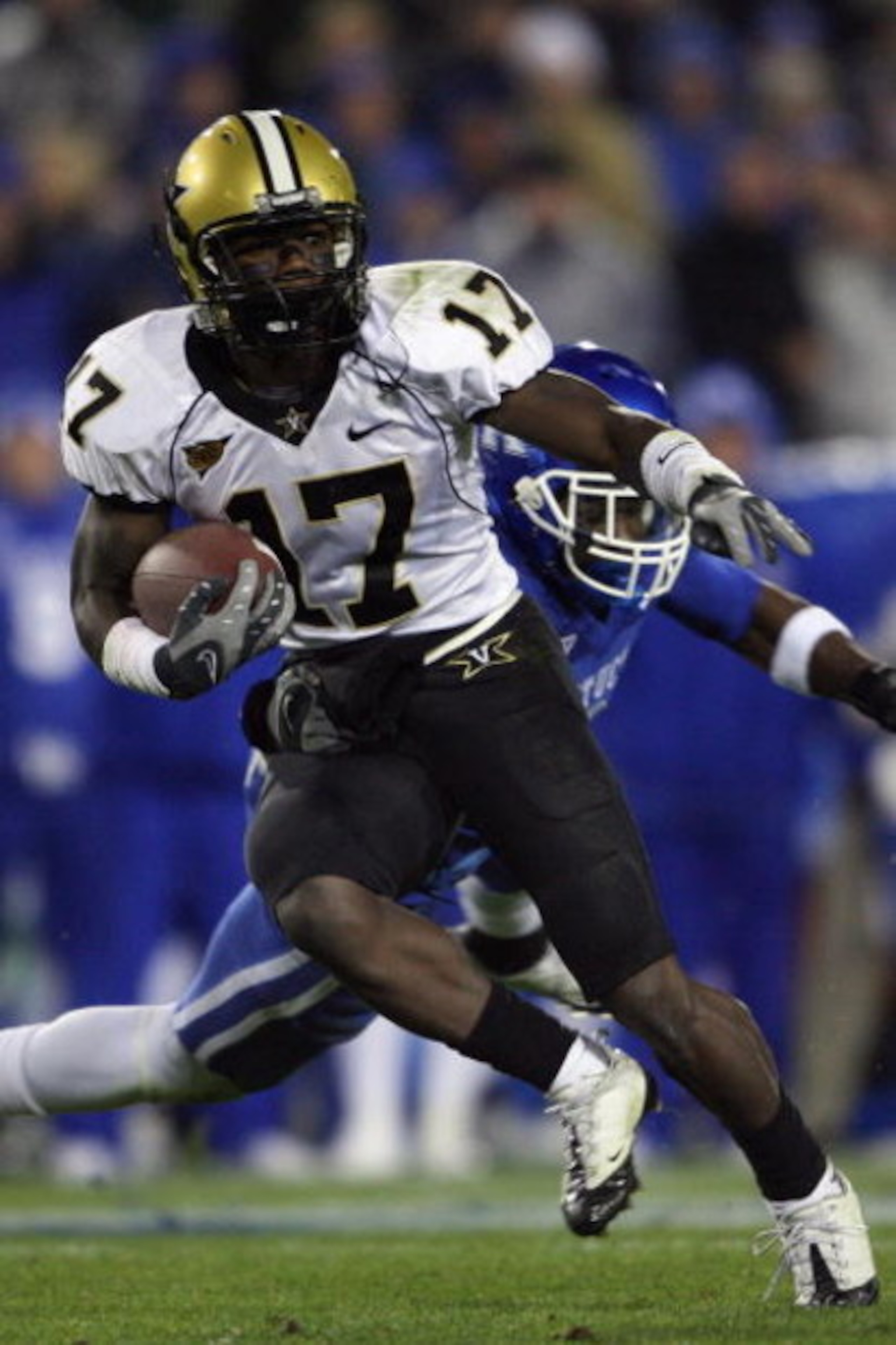 LEXINGTON, KY - NOVEMBER 15:  D.J. Moore #17 of the Vanderbilt Commodores carries the ball during the game against the Kentucky Wildcats on November 15, 2008 at Commonwealth Stadium in Lexington, Kentucky.  (Photo by Andy Lyons/Getty Images)