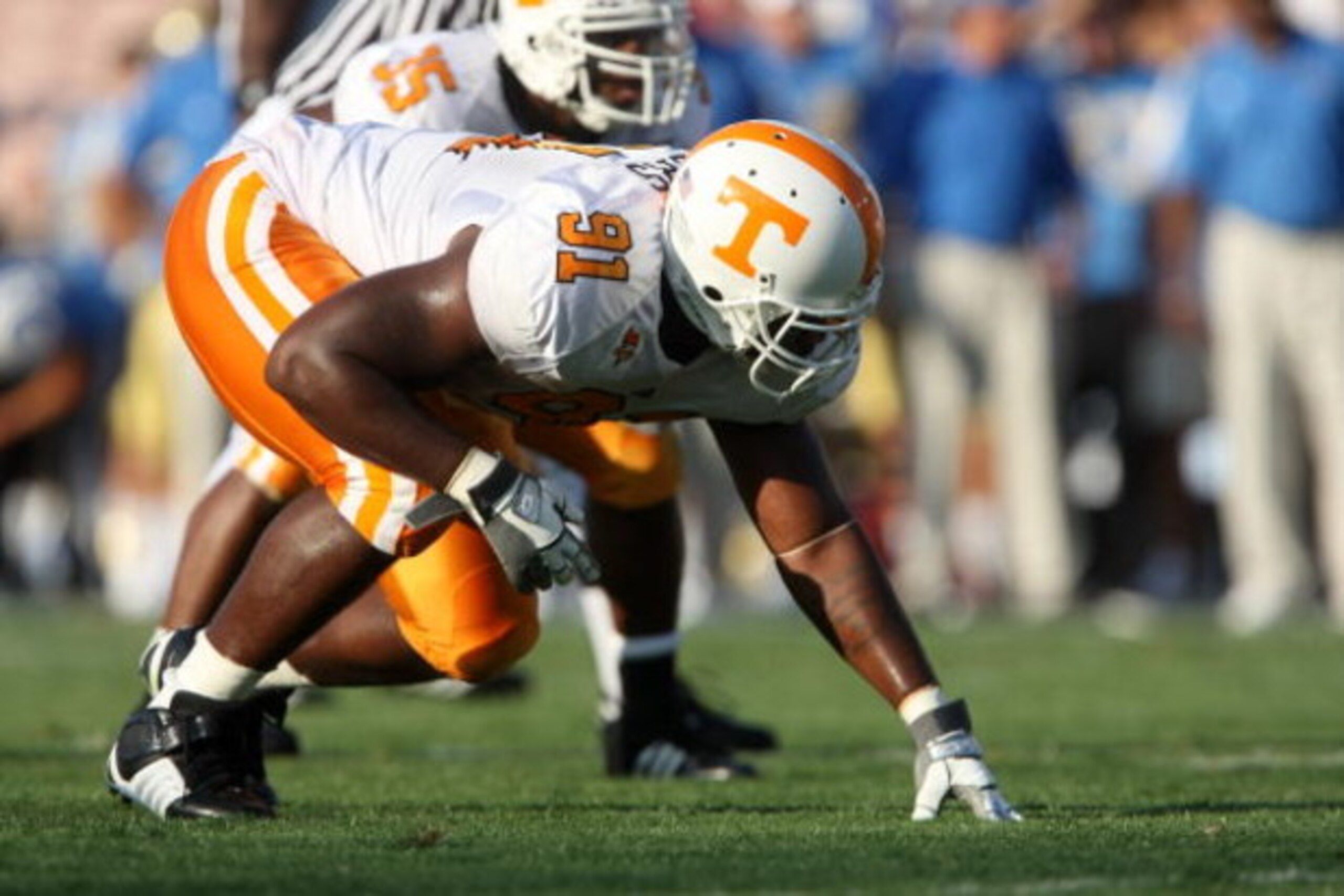 PASADENA, CA - SEPTEMBER 01:  Defensive Robert Ayers #91 of the University of Tennessee Volunteers sets on the line against the UCLA Bruins on September 1, 2008 at the Rose Bowl in Pasadena, California.  UCLA won 27-24 in the first overtime.  (Photo by St