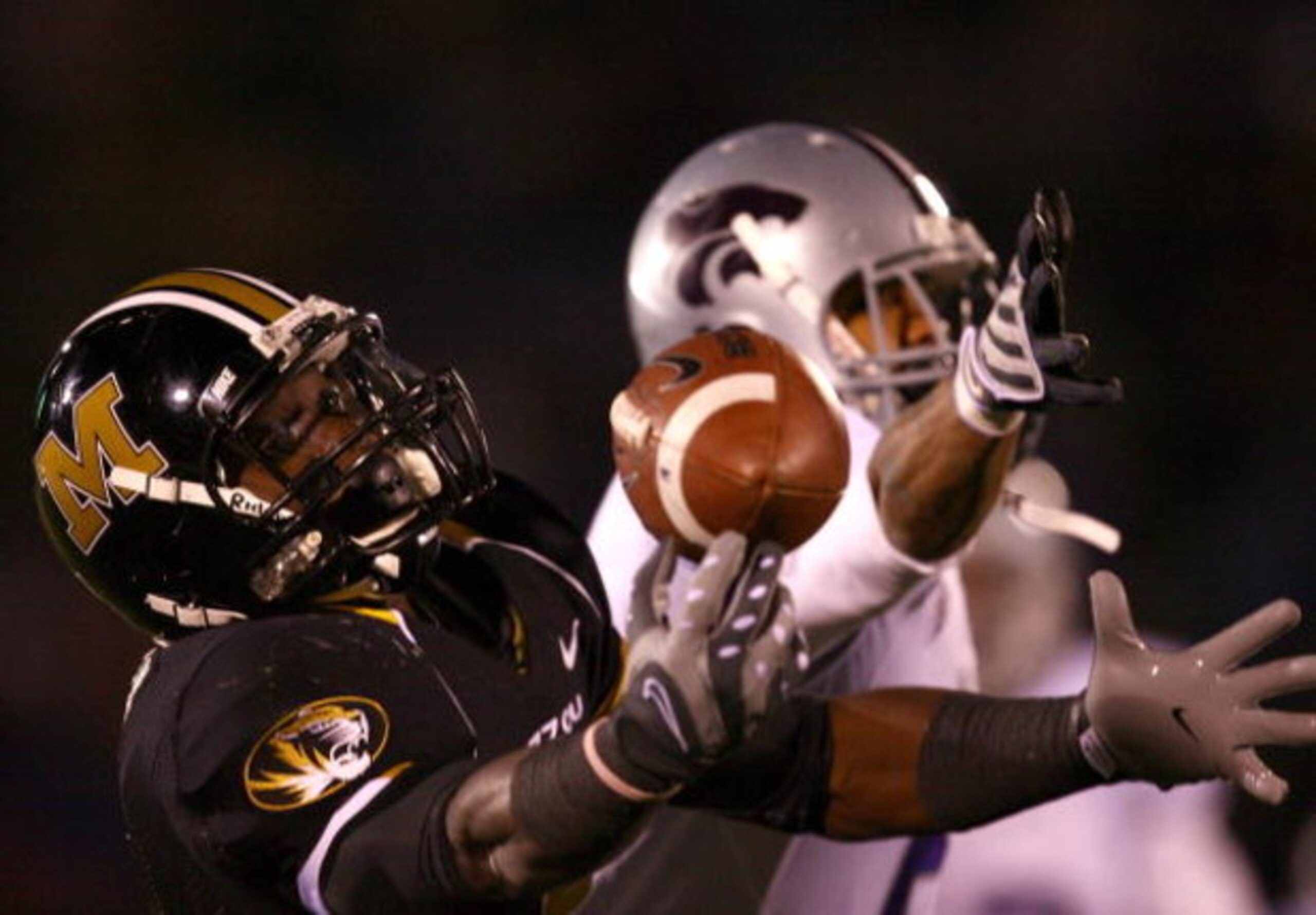 COLUMBIA, MO - NOVEMBER 08:  Jeremy Maclin #9 of the Missouri Tigers reaches for a pass as Blair Irvin #6 of the Kansas State Wildcats defends during the game on November 8, 2008 at Memorial Stadium in Columbia, Missouri.  (Photo by Jamie Squire/Getty Ima