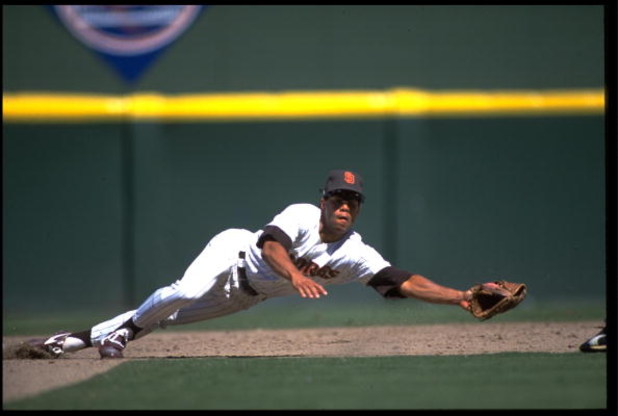 1990:  SAN DIEGO PADRES INFIELDER ROBERTO ALOMAR DIVES FOR A LINEDRIVE HIT DURING THE PADRES GAME AT JACK MURPHY STADIUM IN SAN DIEGO, CALIFORNIA.  MANDATORY CREDIT:  STEPHEN DUNN/ALLSPORT USA