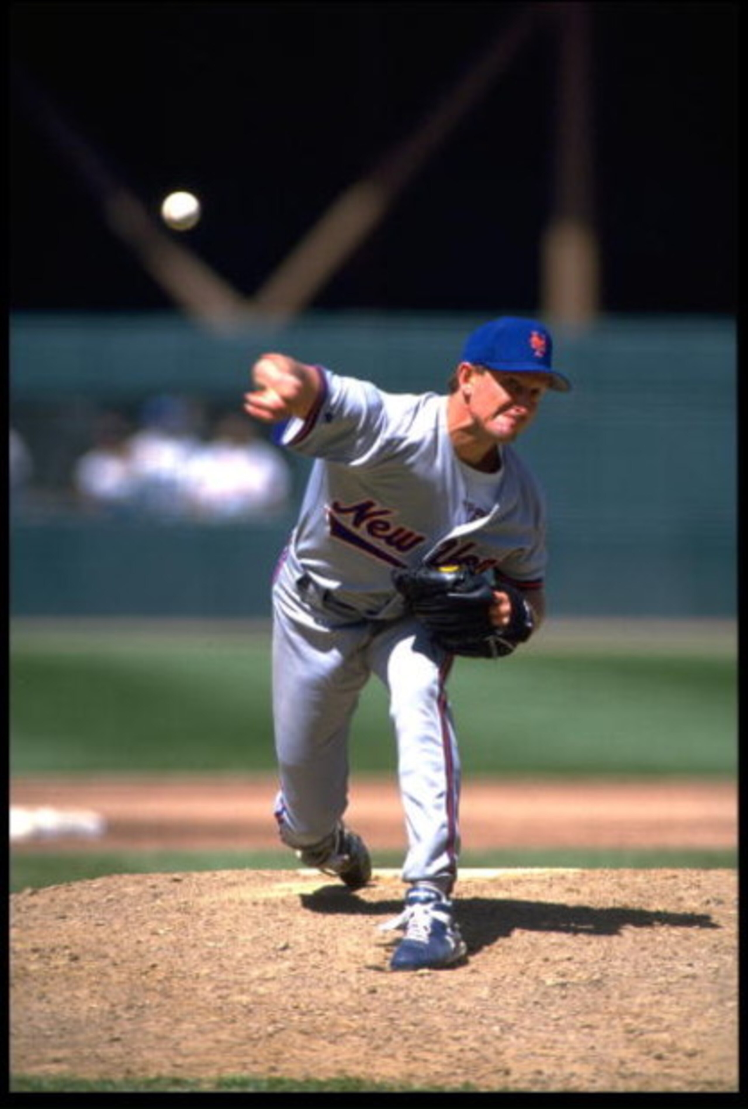 29 APR 1993:  NEW YORK METS BRET SABERHAGEN RELEASES A PITCH DURING THE METS VERSUS SAN FRANCISCO GIANTS AT CANDLESTICK PARK IN SAN FRANCISCO, CALIFORNIA.