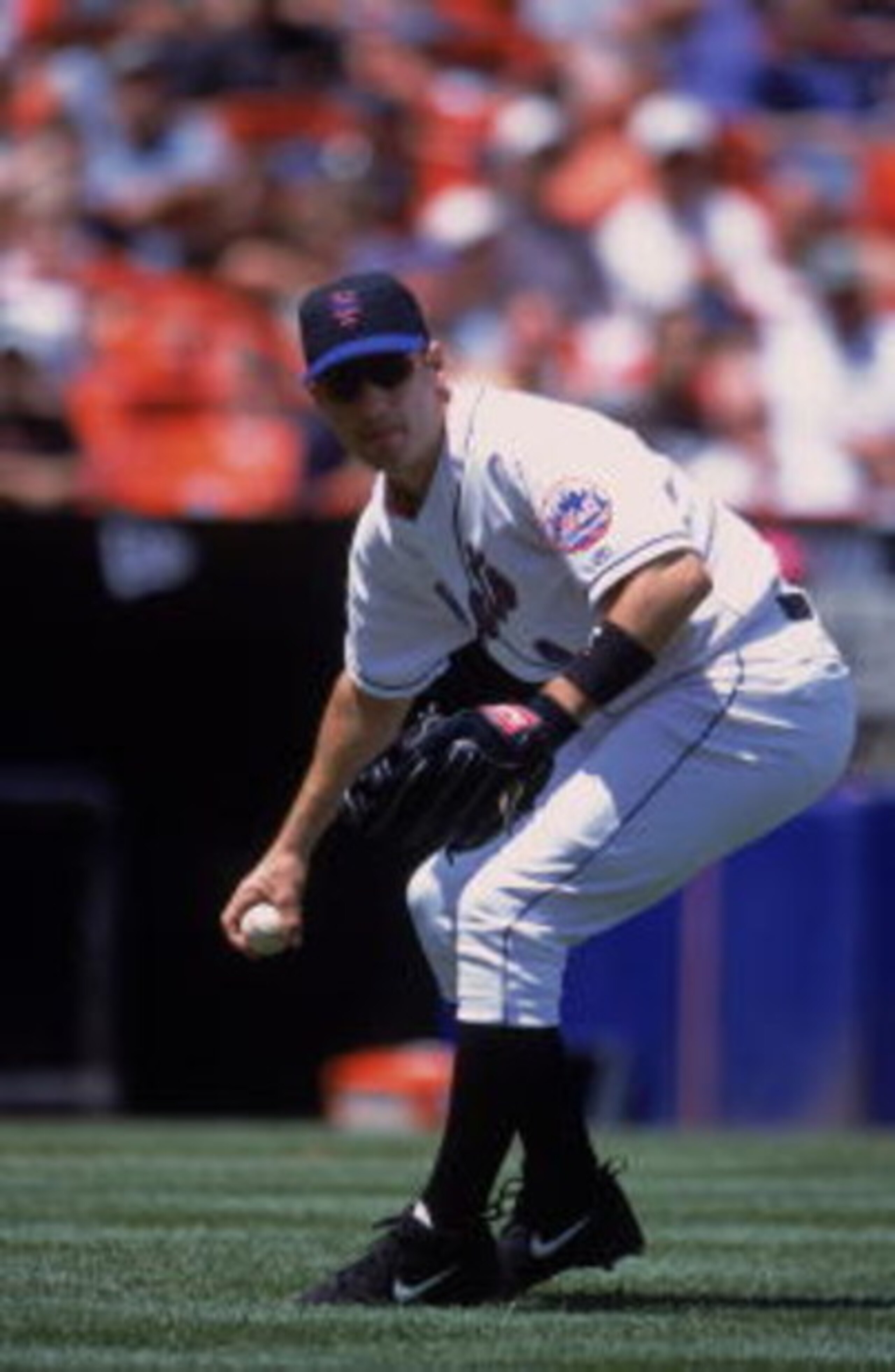 19 Jul 2001:  Robin Ventura #4 of the New York Mets picks up the ball during the game against the Florida Marlins at Shea Stadium in Flushing, New York. The Marlins defeated the Mets 8-3.Mandatory Credit: Ezra Shaw  /Allsport