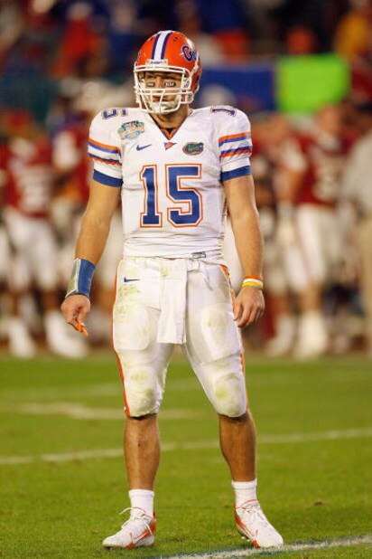 MIAMI - JANUARY 08:  Quarterback Tim Tebow #15 of the Florida Gators looks to the sideliens against the Oklahoma Sooners during the FedEx BCS National Championship Game at Dolphin Stadium on January 8, 2009 in Miami, Florida.  (Photo by Eliot J. Schechter