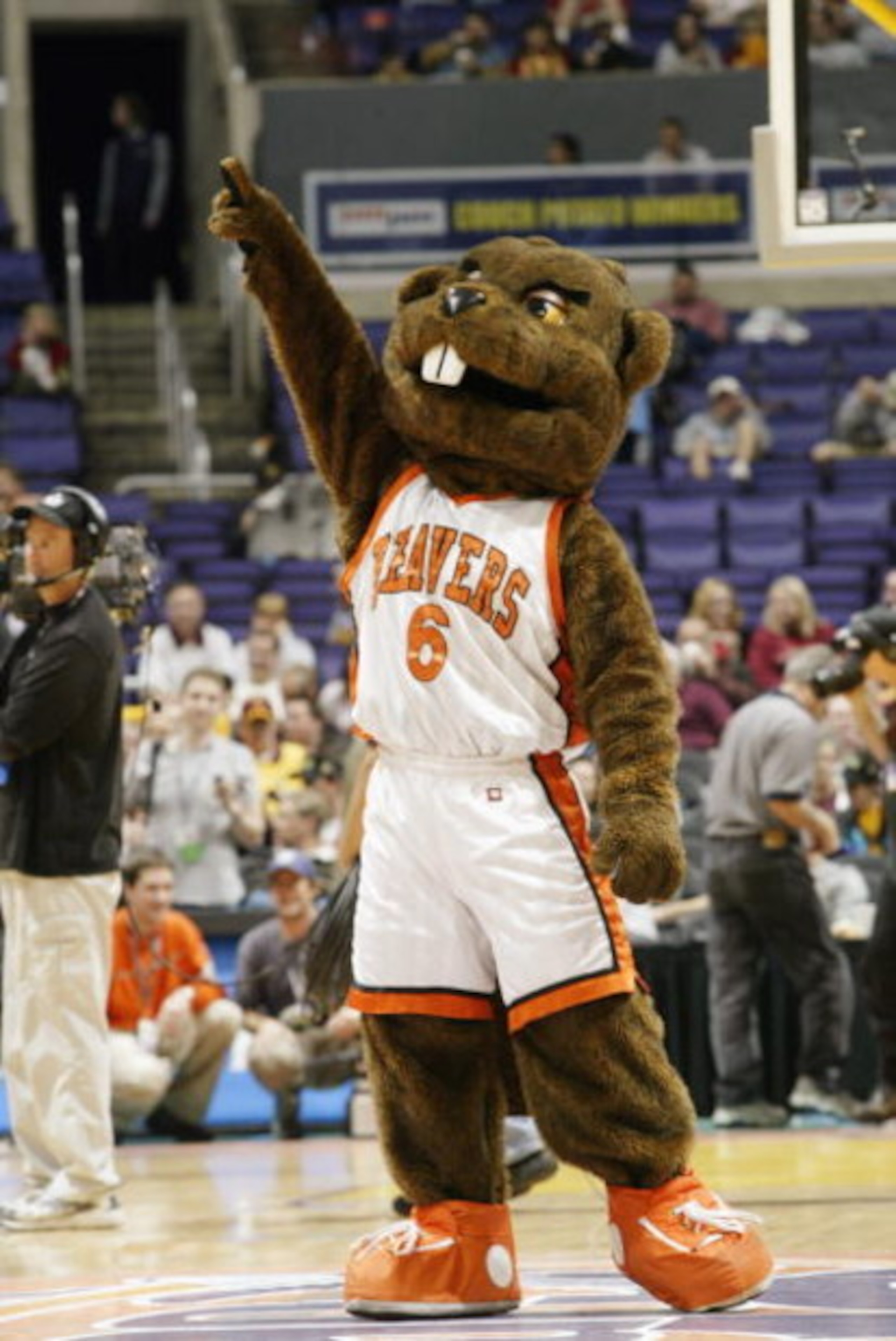 LOS ANGELES - MARCH 13:  The Oregon State Beaver mascot cheers on the court during the Pac 10 tournament against California on March 13, 2003 at the Staples Center in Los Angeles, California. California won 69-46.  (Photo by Stephen Dunn/Getty Images)