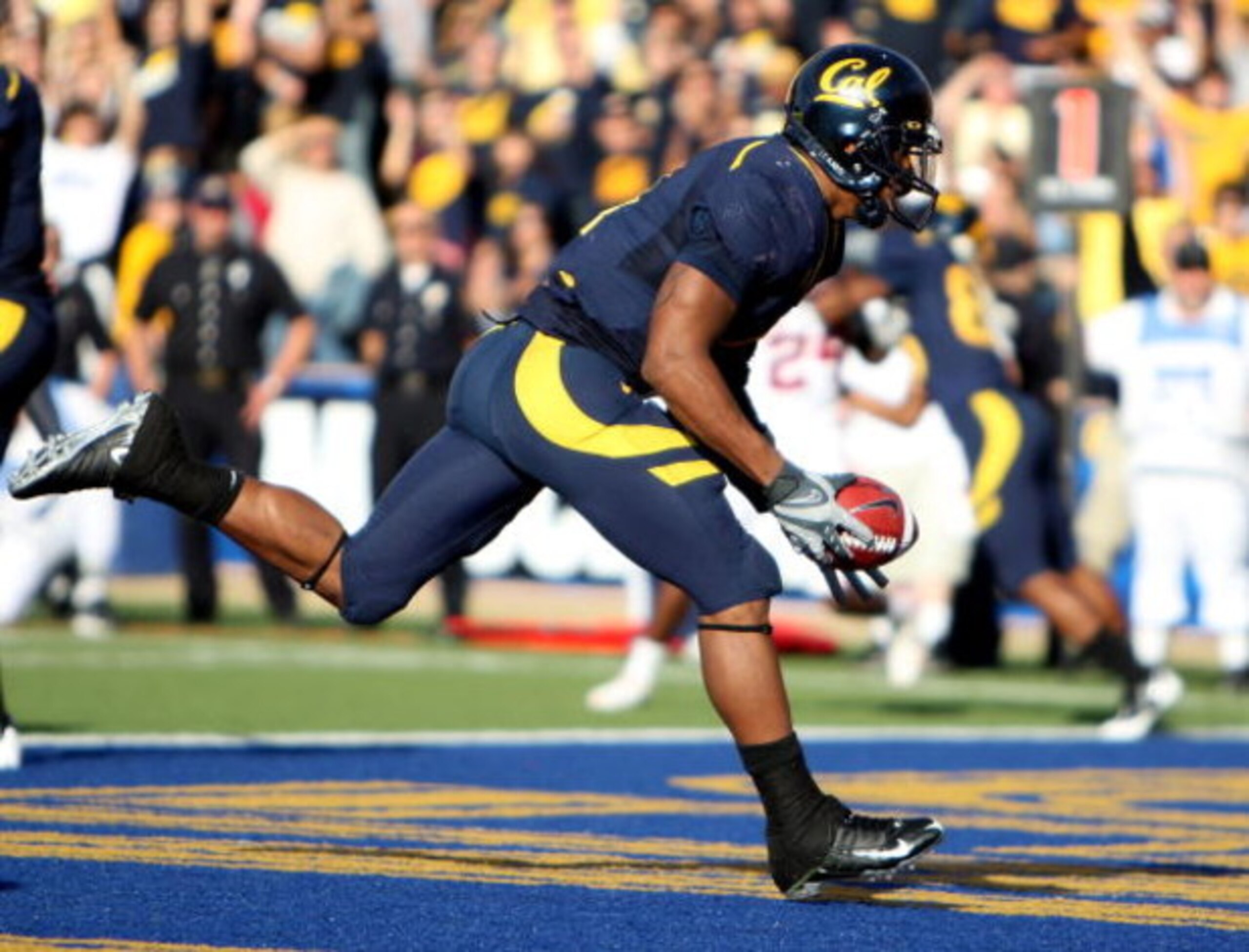 BERKELEY, CA - NOVEMBER 22:  Jahvid Best #4 of the California Golden Bears runs for a touchdown against the Stanford Cardinal during an NCAA football game on November 22, 2008 at Memorial Stadium in Berkeley, California.  (Photo by Jed Jacobsohn/Getty Ima