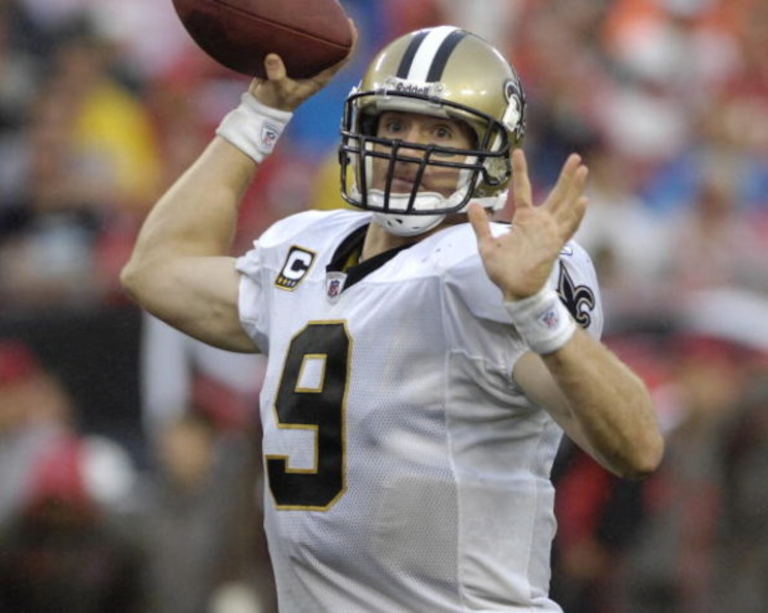 TAMPA, FL - NOVEMBER 30: Quarterback Drew Brees #9 of the New Orleans Saints sets to pass against the Tampa Bay Buccaneers at Raymond James Stadium on November 30, 2008 in Tampa, Florida.  (Photo by Al Messerschmidt/Getty Images) 