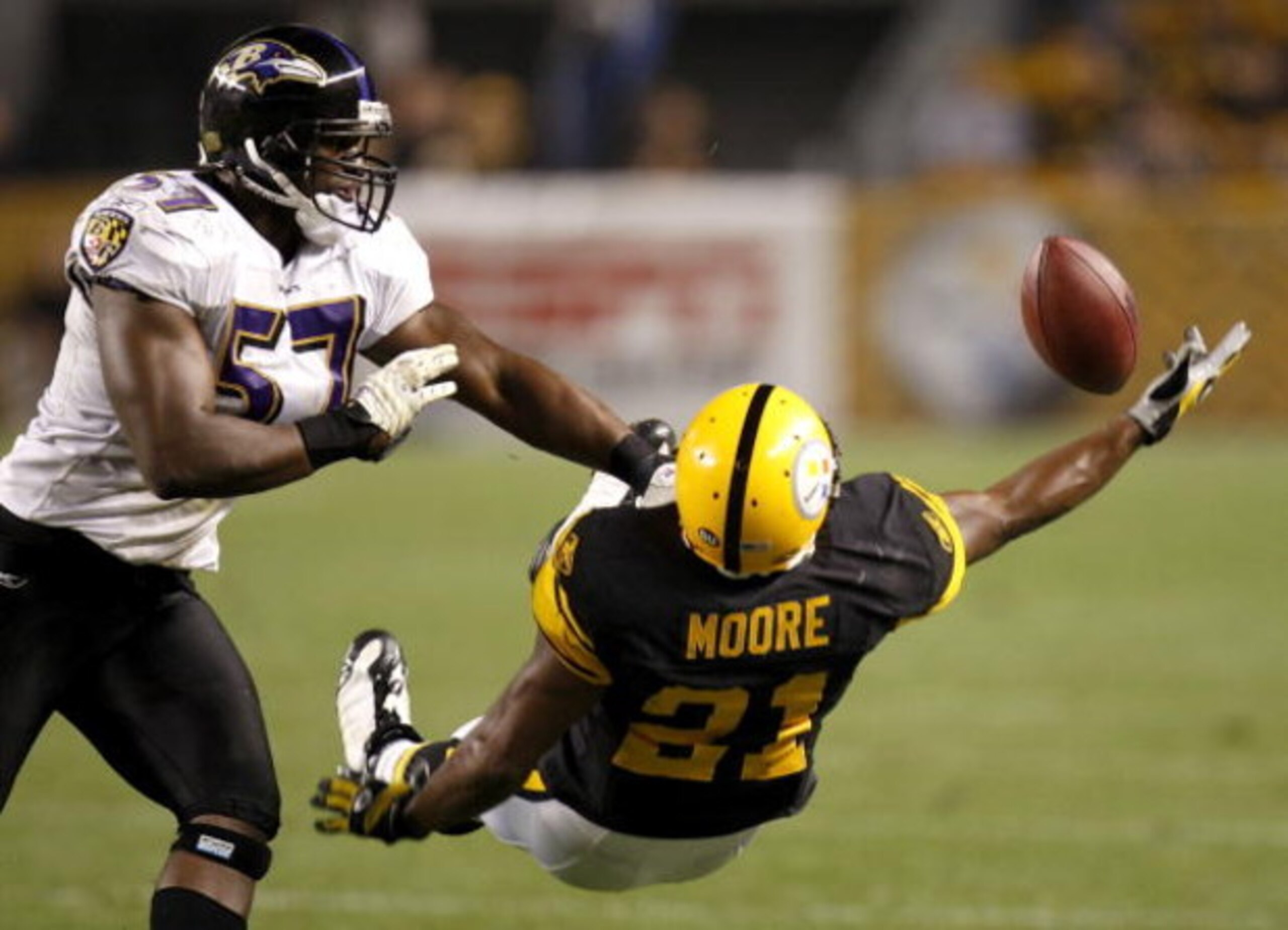 PITTSBURGH - SEPTEMBER 29:  Mewelde Moore #21 of the Pittsburgh Steelers tries to pull in a fourth quarter pass next to Bart Scott #57 of the Baltimore Ravens on September 29, 2008 at Heinz Field in Pittsburgh, Pennsylvania. Pittsburgh won the game 23-20.