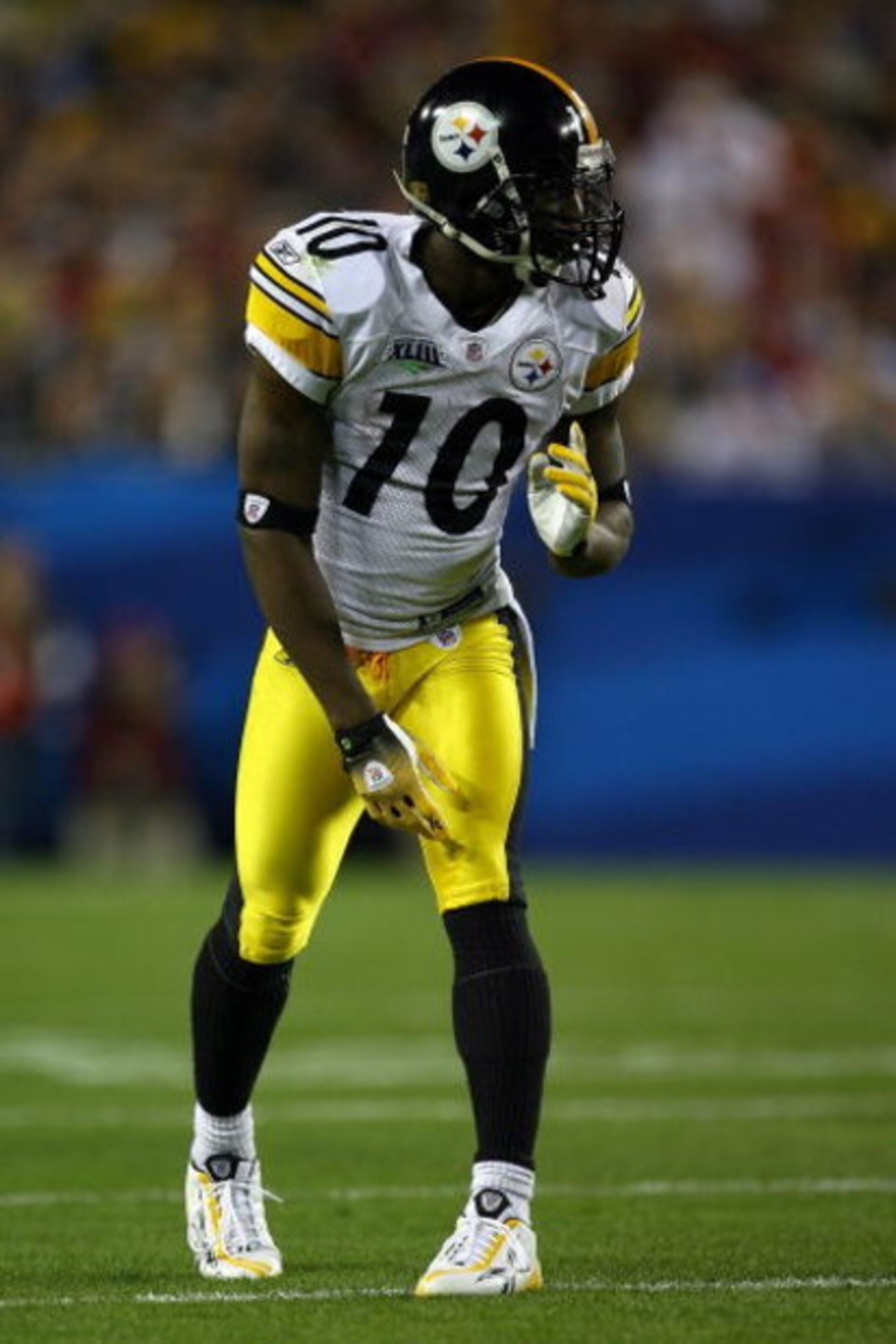TAMPA, FL - FEBRUARY 01:  Wide receiver Santonio Holmes #10 of the Pittsburgh Steelers looks down the line against the Arizona Cardinals during Super Bowl XLIII on February 1, 2009 at Raymond James Stadium in Tampa, Florida.  (Photo by Jamie Squire/Getty 