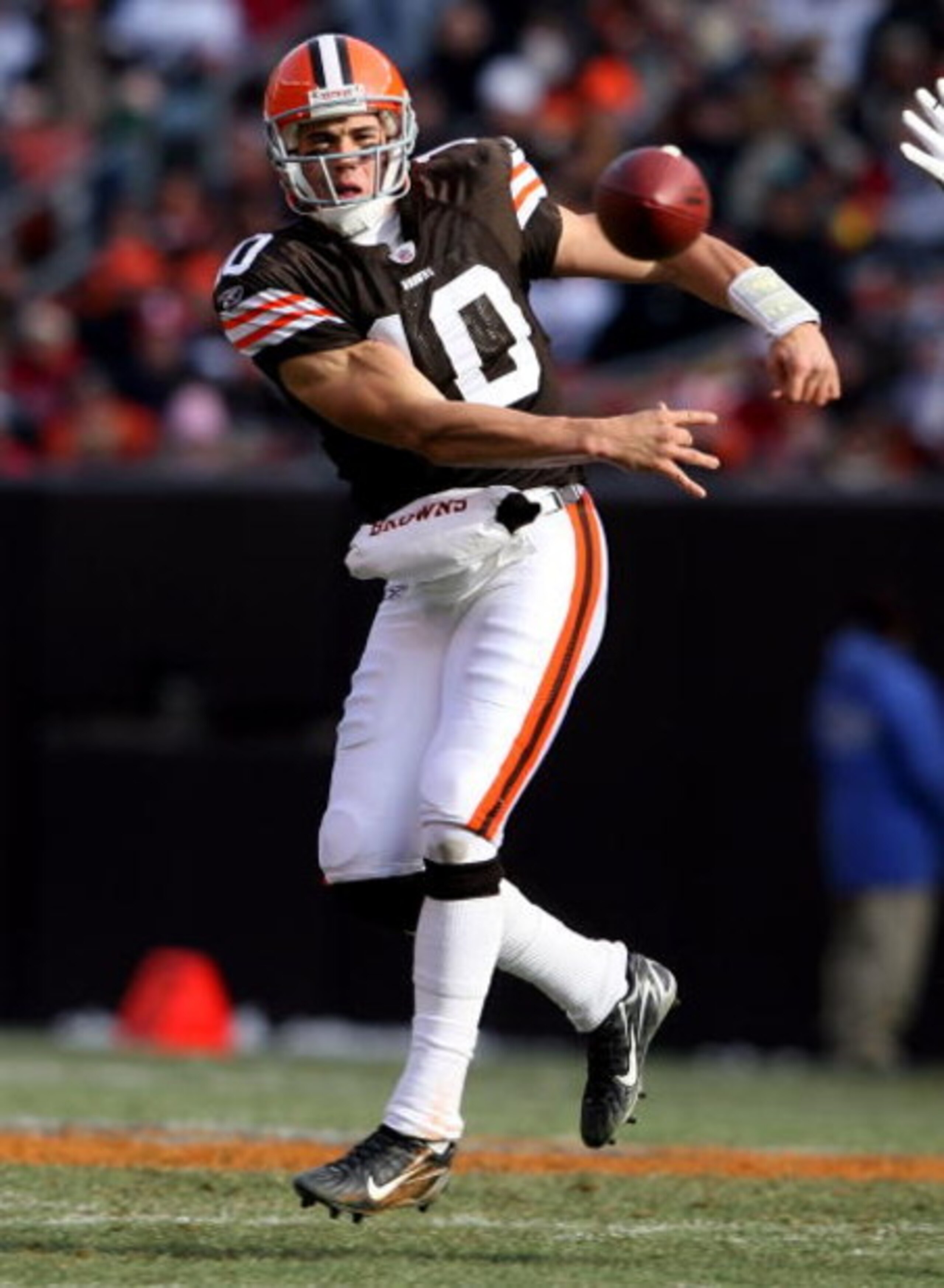 CLEVELAND - NOVEMBER 23:  Brady Quinn #10 of the Cleveland Browns throws a pass during the NFL game against the Houston Texans at Cleveland Browns Stadium on November 23, 2008 in Cleveland, Ohio.  He was replaced in the second half by Derek Anderson .  (P