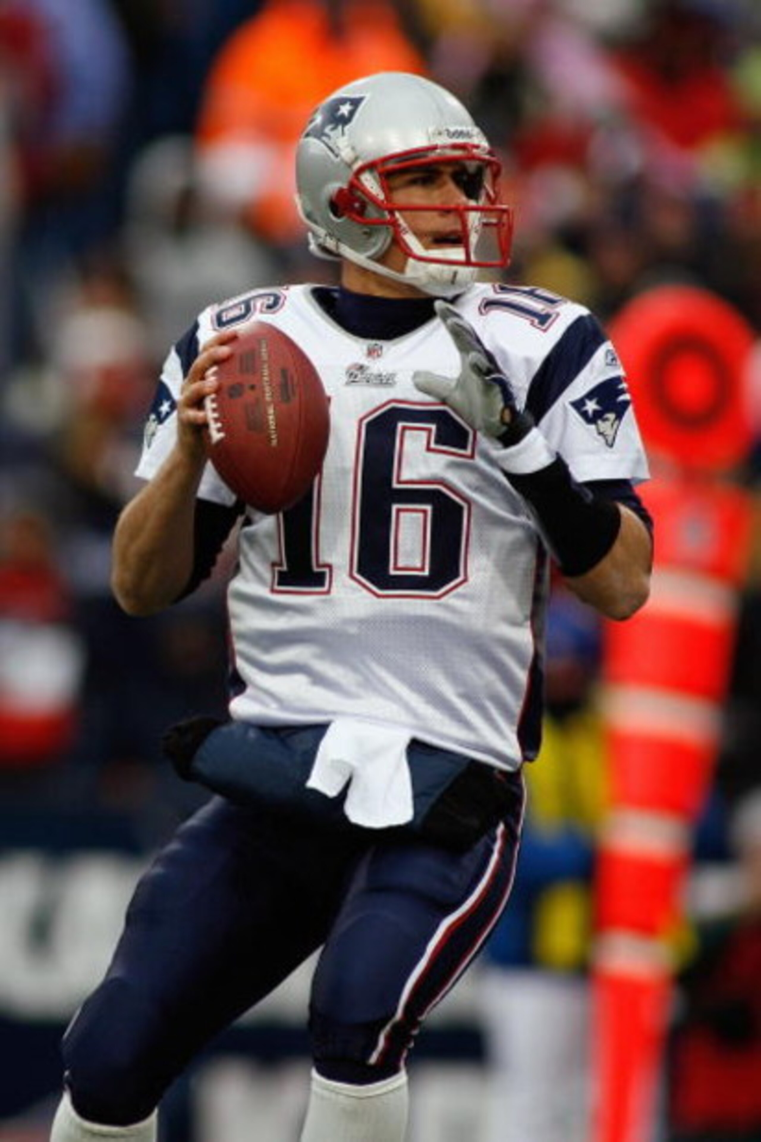 ORCHARD PARK, NY - DECEMBER 28:  Matt Cassel #16 of the New England Patriots looks for a receiver during the game against the Buffalo Bills on December 28, 2008 at Ralph Wilson Stadium in Orchard Park, New York. (Photo by Rick Stewart/Getty Images)