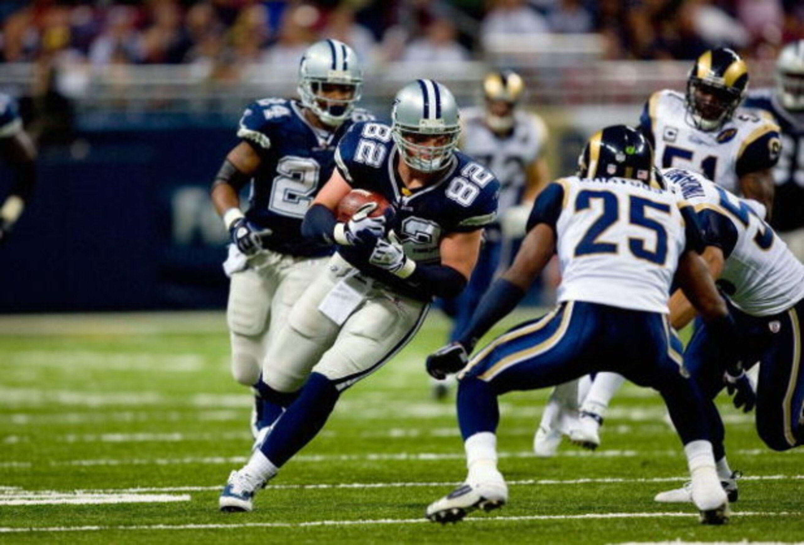 ST. LOUIS - OCTOBER 19:  Jason Witten #82 of the Dallas Cowboys runs with the ball against the St. Louis Rams during their NFL game at Edward Jones Dome on October 19, 2008 in St. Louis, Missouri.  The Rams defeated the Cowboys 34-14.  (Photo by Dilip Vis