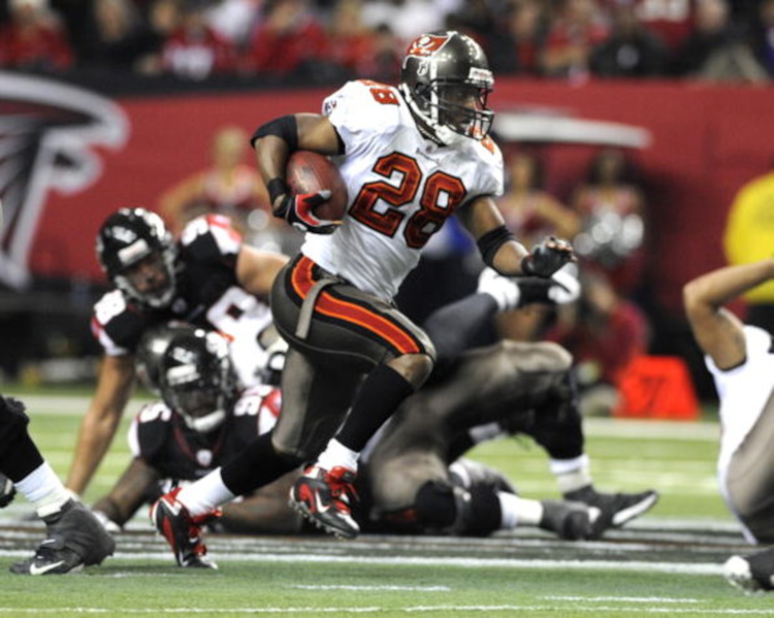 ATLANTA - DECEMBER 14: Running back Warrick Dunn #28 of the Tampa Bay Buccaneers rushes upfield against the Atlanta Falcons at the Georgia Dome on December 14, 2008 in Atlanta, Georgia.  (Photo by Al Messerschmidt/Getty Images)