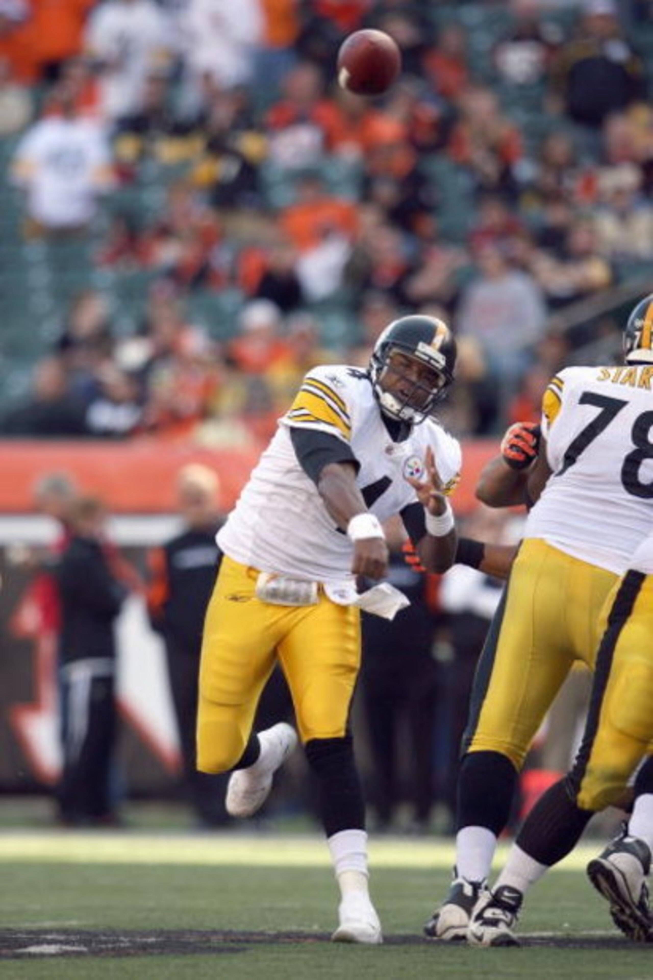 CINCINNATI - OCTOBER 19:  Quarterback Byron Leftwich #4 of the Pittsburgh Steelers passes the ball during the NFL game against the Cincinnati Bengals at Paul Brown Stadium on October 19, 2008 in Cincinnati, Ohio.  (Photo by Andy Lyons/Getty Images)
