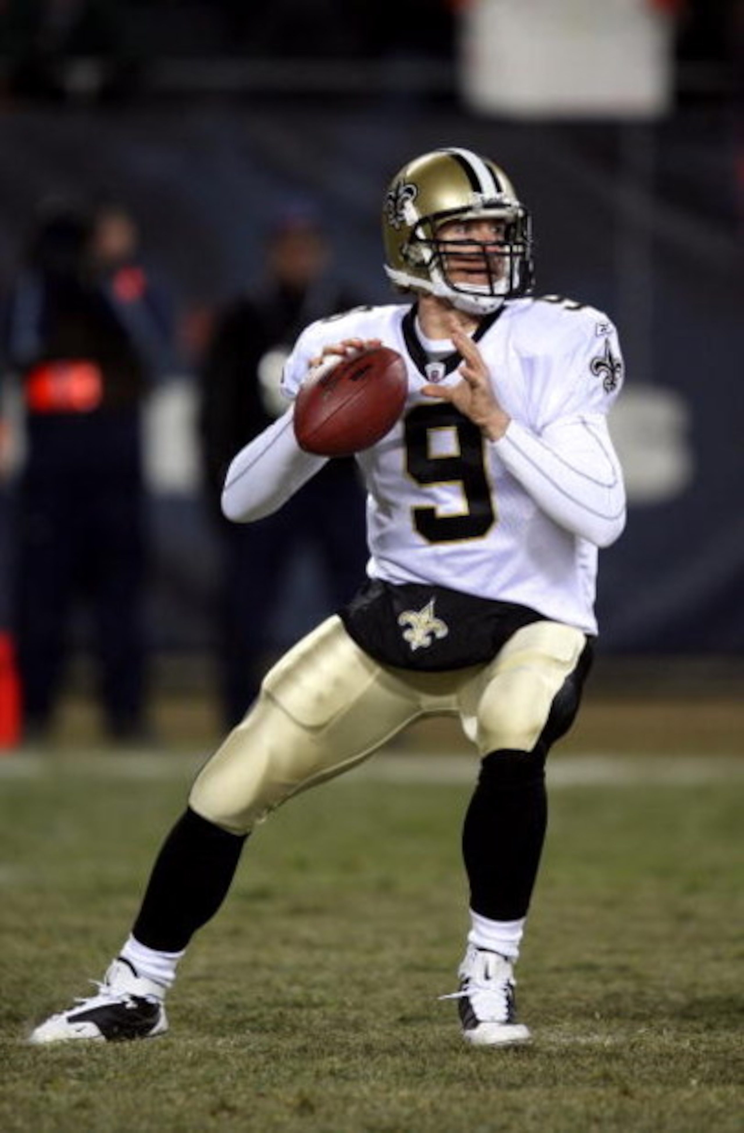 CHICAGO - DECEMBER 11:  Drew Brees #9 of the New Orleans Saints drops back to pass against the Chicago Bears at Soldier Field on December 11, 2008 in Chicago, Illinois.  (Photo by Jonathan Daniel/Getty Images)