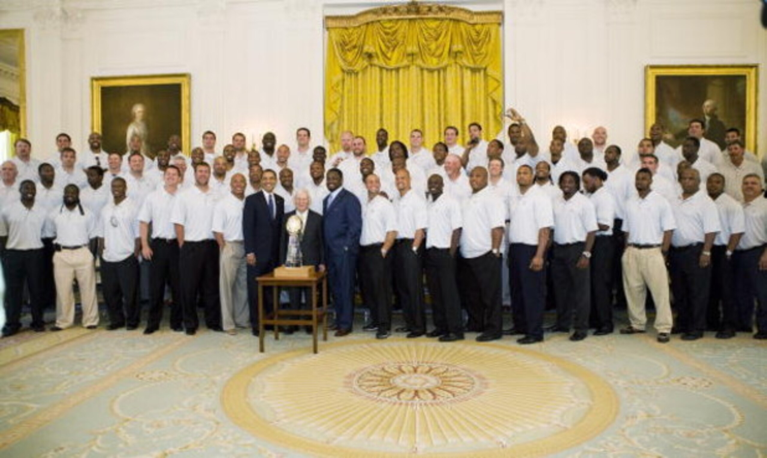 WASHINGTON  - MAY 21:  U.S. President Barack Obama poses with the 2009 NFL Super Bowl champion Pittsburgh Steelers in the East Room of the White House May 21, 2009 in Washington, DC.  (Photo by Aude Guerrucci-Pool/Getty Images)
