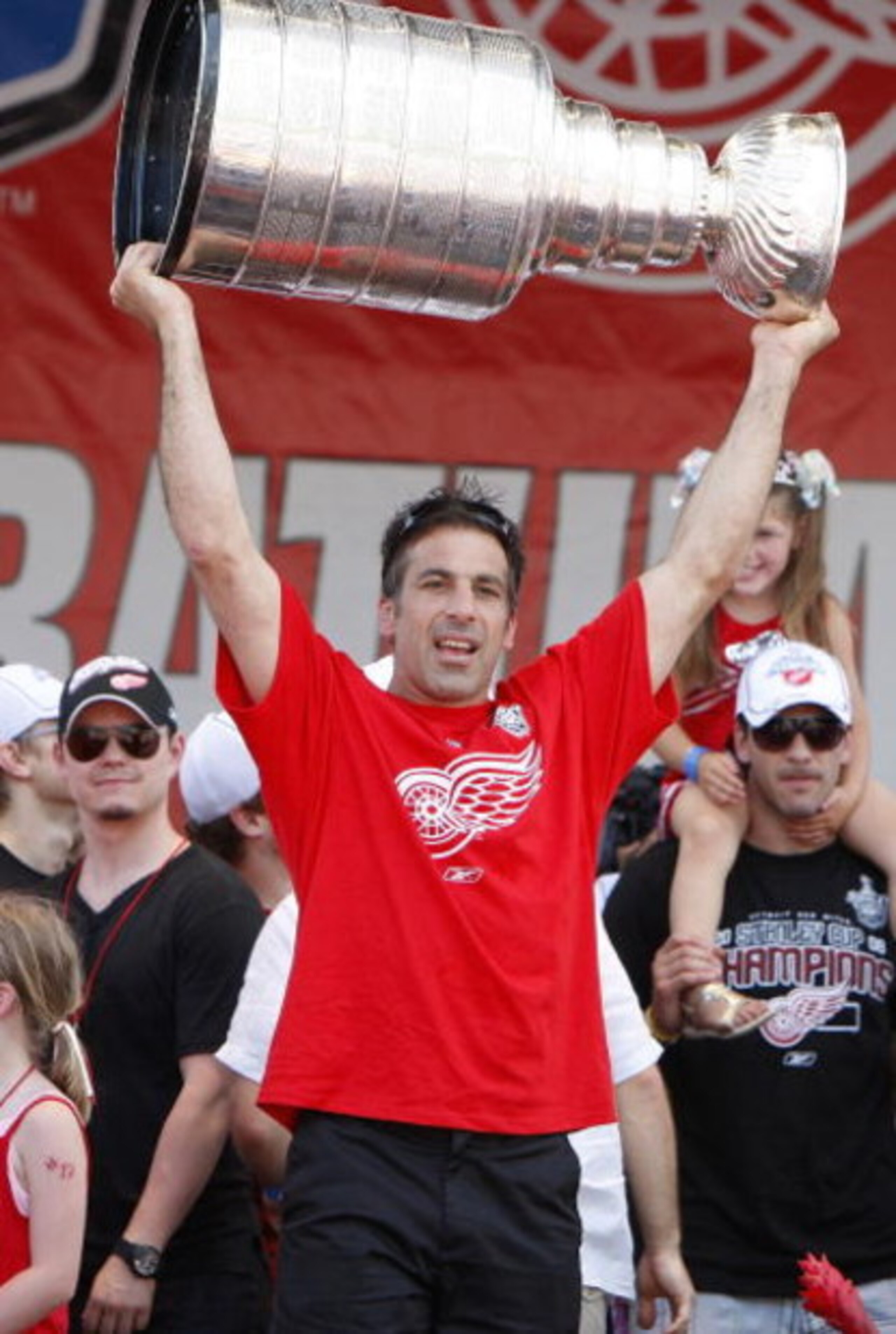 DETROIT - JUNE 06: Chris Chelios #24 of the Detroit Red Wings holds up the Stanley Cup during a rally to celebrate winning the 2008 Stanley Cup on June 6, 2008 in Detroit, Michigan. (Photo by Gregory Shamus/Getty Images) DETROIT - JUNE 06: Chris Chelios #24 of the Detroit Red Wings holds up the Stanley Cup during a rally to celebrate winning the 2008 Stanley Cup on June 6, 2008 in Detroit, Michigan. (Photo by Gregory Shamus/Getty Images)
