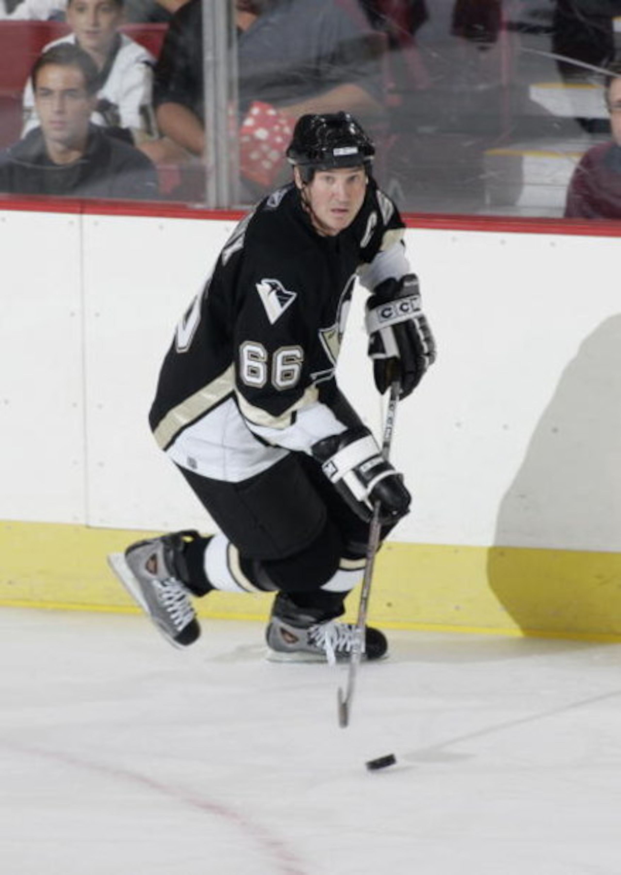 PITTSBURGH - SEPTEMBER 27: Mario Lemieux #66 of the Pittsburgh Penguins skates with the puck against the Columbus Blue Jackets during a preseason NHL game at Mellon Arena on September 27, 2005 in Pittsburgh, Pennsylvania. (Photo By Gregory Shamus/Getty I PITTSBURGH - SEPTEMBER 27: Mario Lemieux #66 of the Pittsburgh Penguins skates with the puck against the Columbus Blue Jackets during a preseason NHL game at Mellon Arena on September 27, 2005 in Pittsburgh, Pennsylvania. (Photo By Gregory Shamus/Getty I