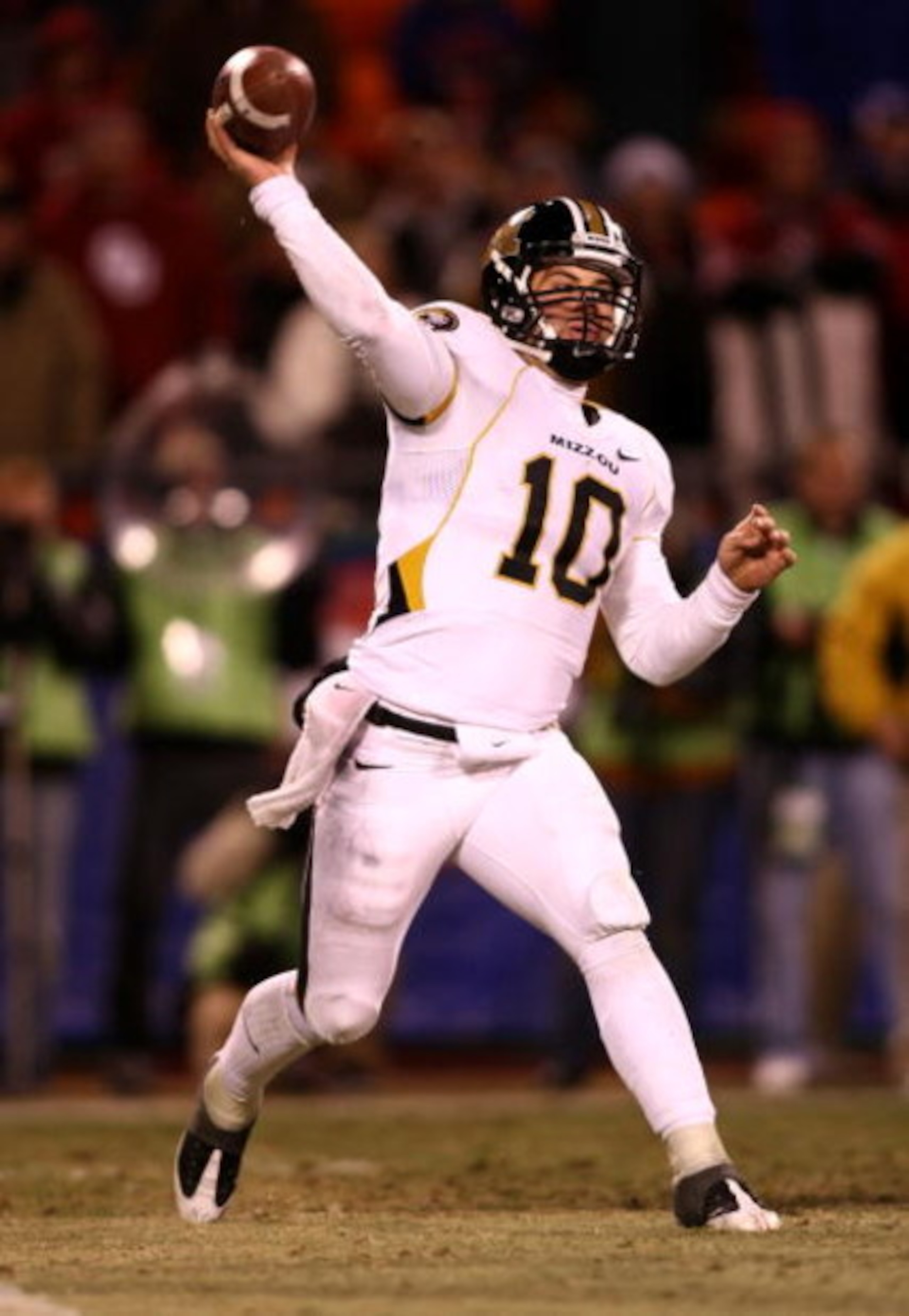 KANSAS CITY, MO - DECEMBER 06:  Quarterback Chase Daniel #10 of the Missouri Tigers throws the ball against the Oklahoma Sooners at Arrowhead Stadium on December 6, 2008 in Kansas City, Missouri.  (Photo by Jonathan Ferrey/Getty Images)
