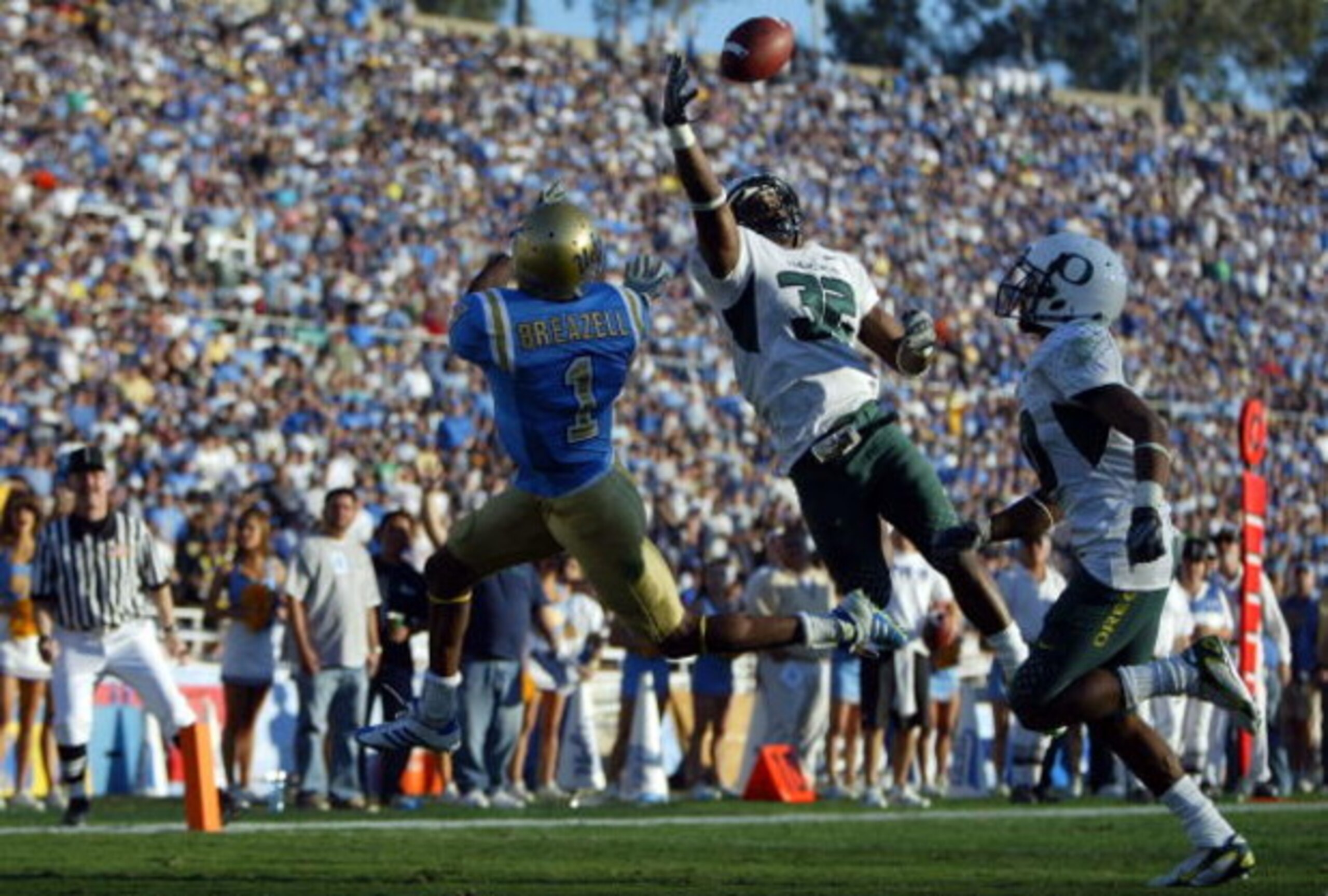 PASADENA, CA - NOVEMBER 24:  Jairus Byrd #32 of the Oregon Ducks intercepts a pass intended for Brandon Breazell #1 of the UCLA Bruins in the fourth quarter at the Rose Bowl November 24, 2007 in Pasadena, California.  (Photo by Jeff Gross/Getty Images)