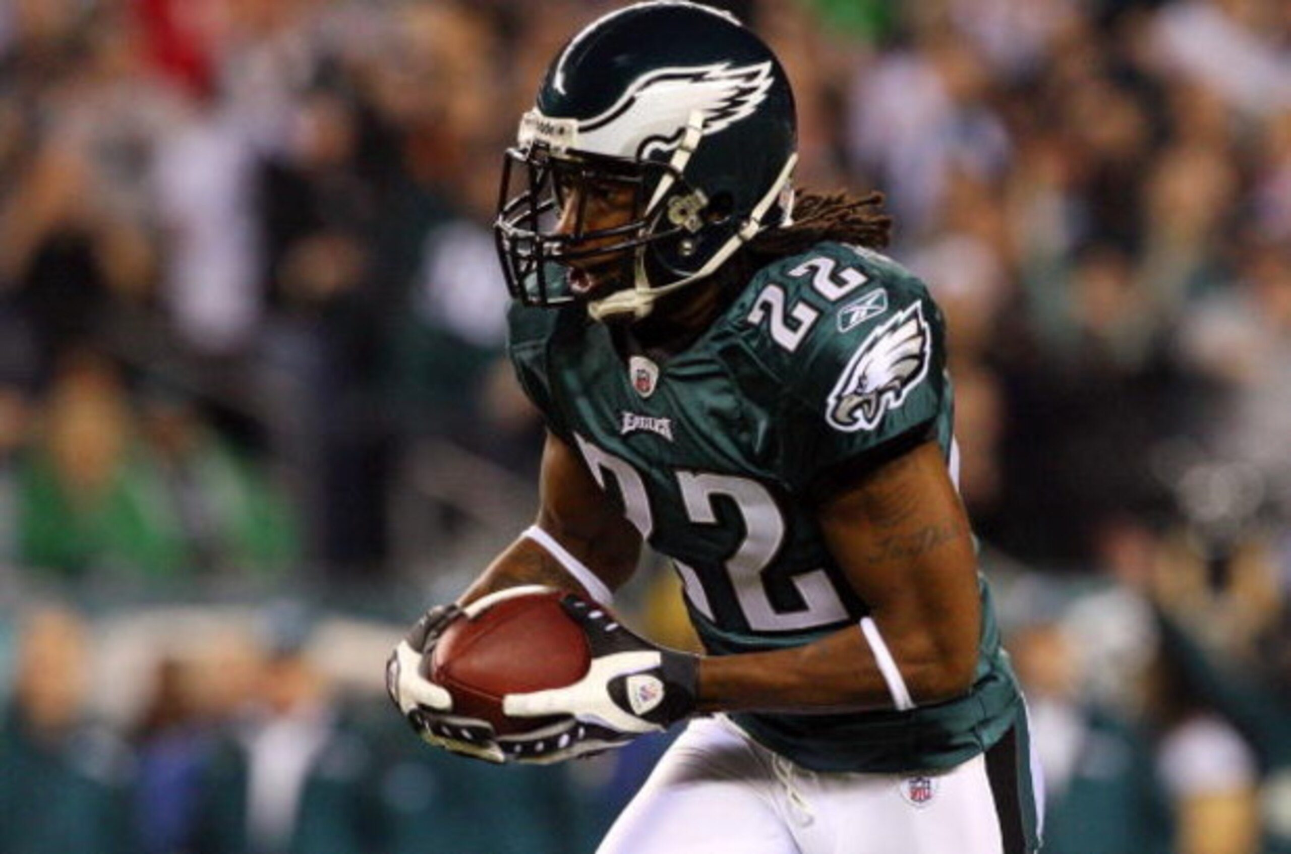 PHILADELPHIA - DECEMBER 15: Asante Samuel #22 of the Philadelphia Eagles runs with the ball after an interception against the Cleveland Browns on December 15, 2008 at Lincoln Financial Field in Philadelphia, Pennsylvania. (Photo by Jim McIsaac/Getty Imag PHILADELPHIA - DECEMBER 15: Asante Samuel #22 of the Philadelphia Eagles runs with the ball after an interception against the Cleveland Browns on December 15, 2008 at Lincoln Financial Field in Philadelphia, Pennsylvania. (Photo by Jim McIsaac/Getty Imag