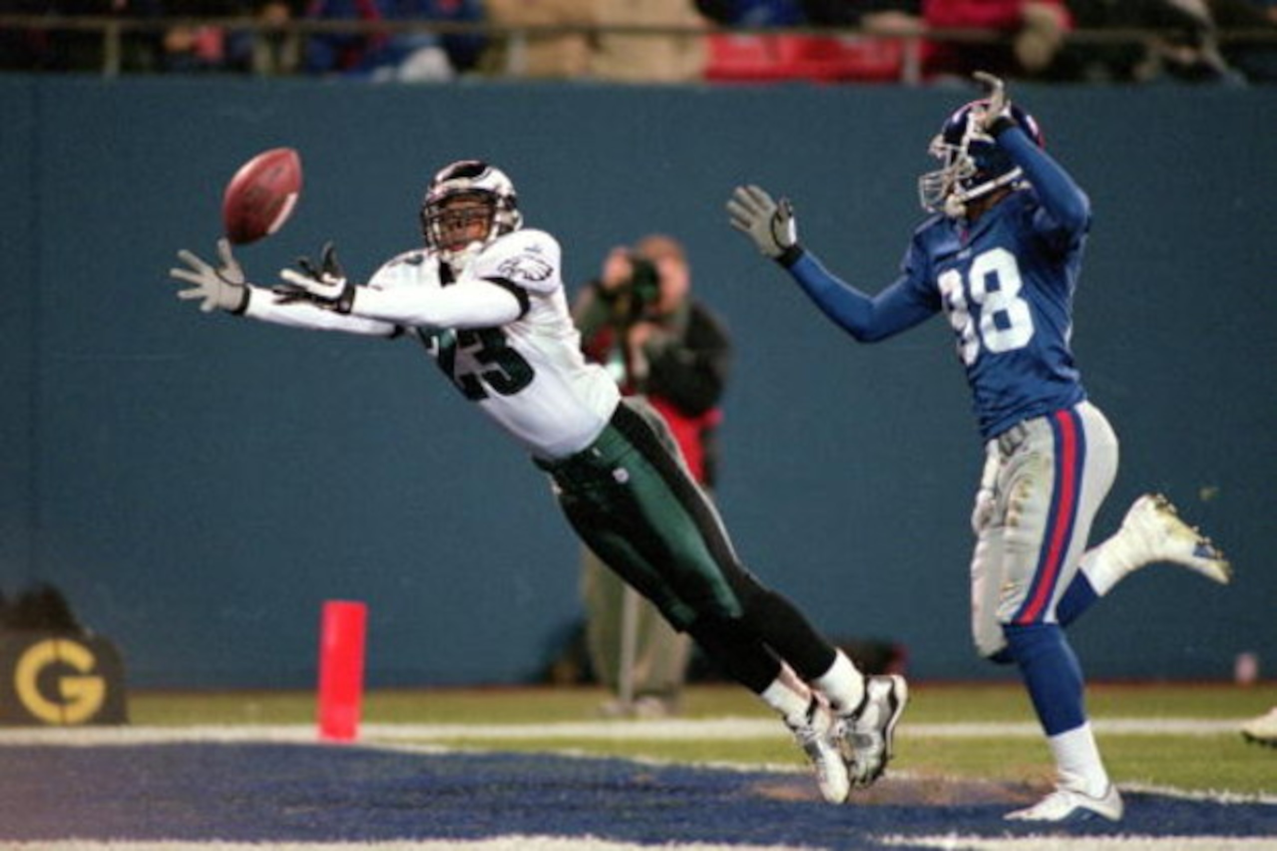 29 Oct 2000: Troy Vincent #23 of the Philadelphia Eagles lesps to catch the ball as Ike Hilliard #88 of the New York Giants runs behind him during the game at the Giants Stadium in East Rutherford, New Jersey. The Giants defeated the Eagles 24-7. Mandato 29 Oct 2000: Troy Vincent #23 of the Philadelphia Eagles lesps to catch the ball as Ike Hilliard #88 of the New York Giants runs behind him during the game at the Giants Stadium in East Rutherford, New Jersey. The Giants defeated the Eagles 24-7. Mandato