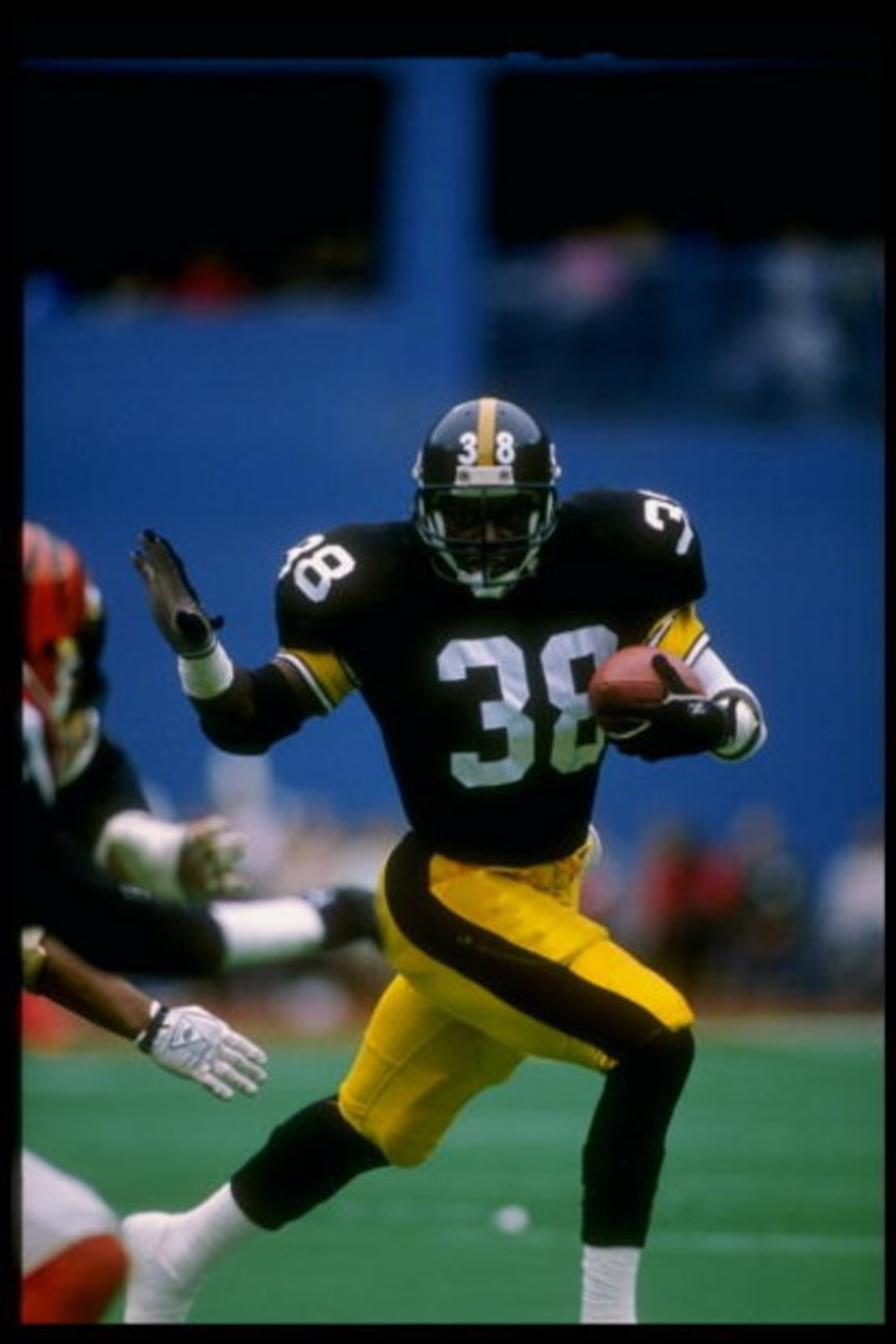 8 Oct 1989:  Running back Tim Worley of the Pittsburgh Steelers runs with the ball during a game against the Cincinnati Bengals at Three Rivers Stadium in Pittsburgh, Pennsylvania.  The Bengals won the game 26-16. Mandatory Credit: Rick Stewart  /Allsport