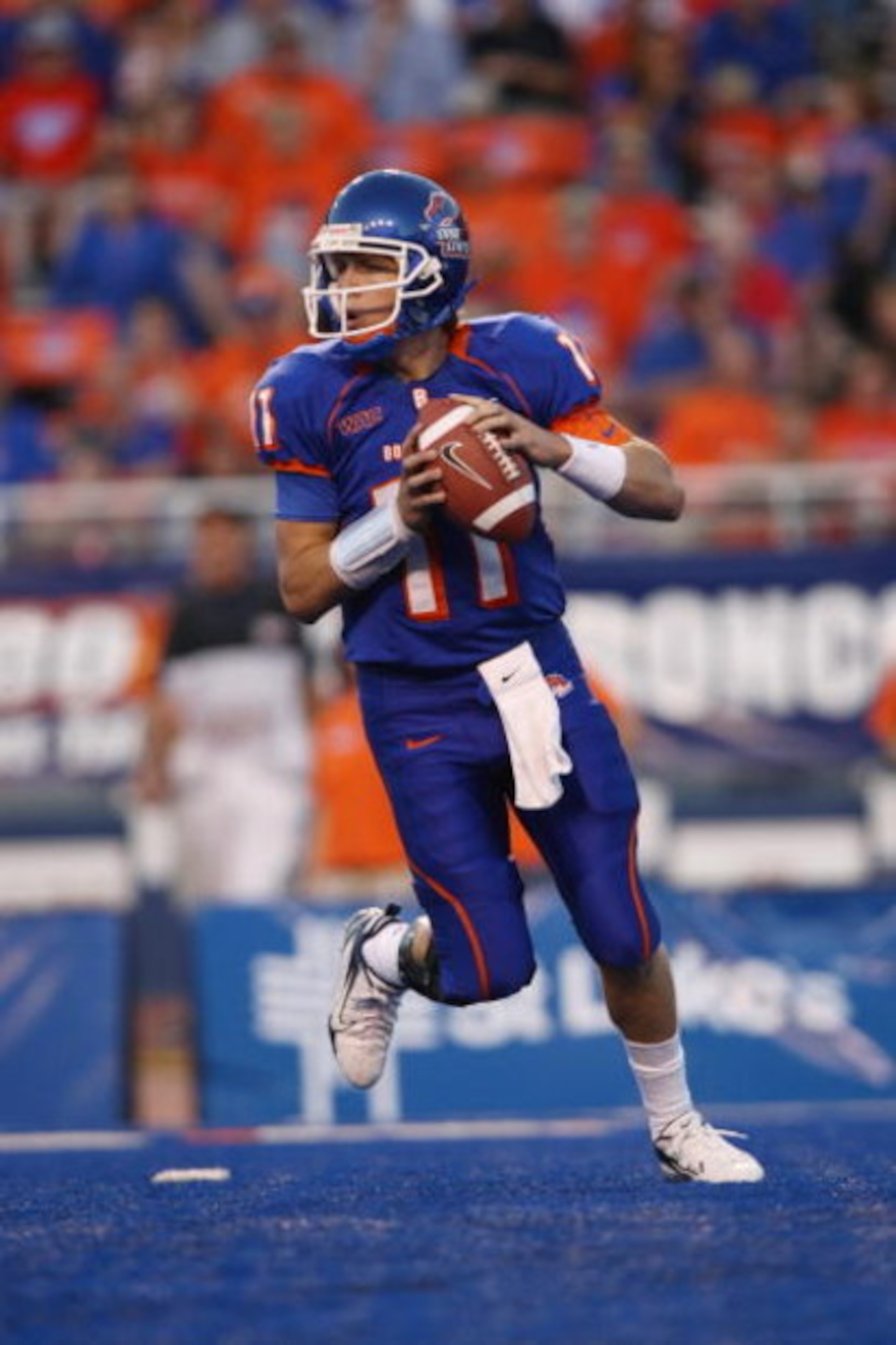 BOISE , ID - SEPTEMBER 13:  Kellen Moore #11 of the Boise State Broncos looks to pass against the Bowling Green Falcons at Bronco Stadium on September 13, 2008 in Boise, Idaho.  (Photo by Jonathan Ferrey/Getty Images)