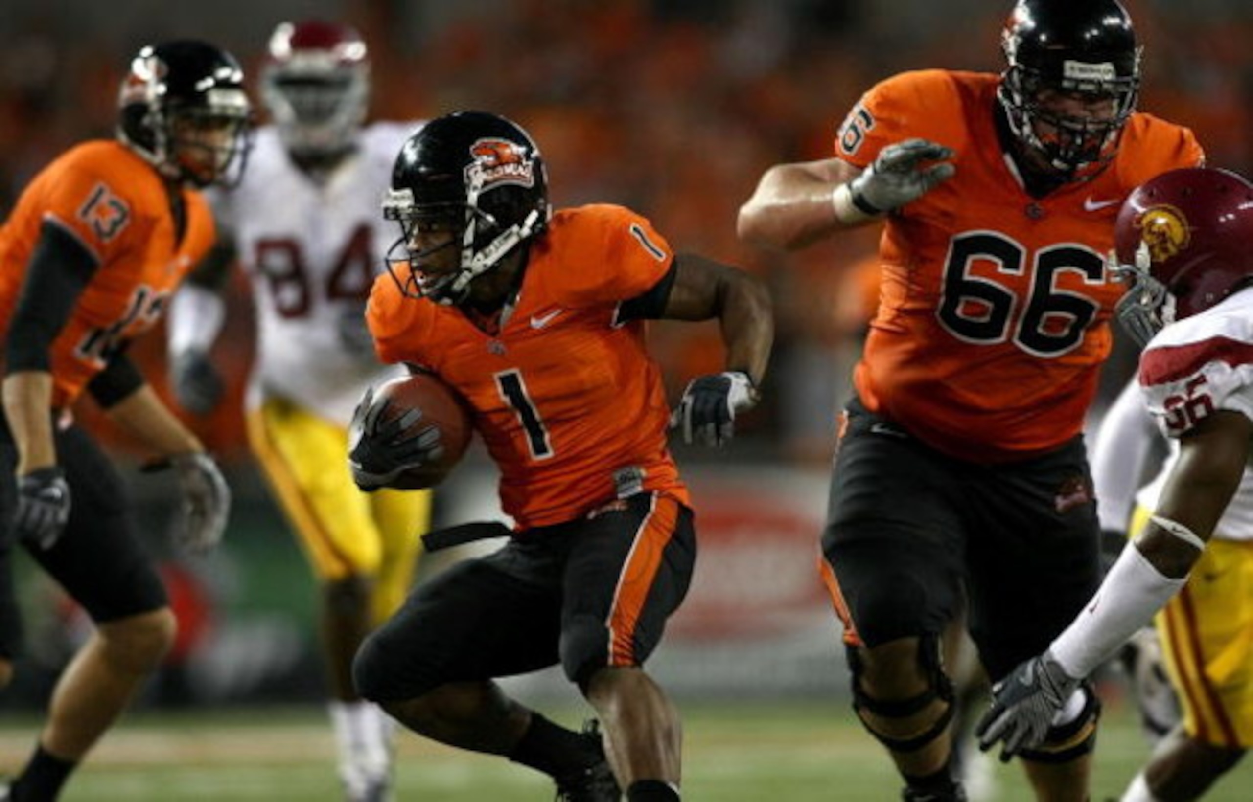 CORVALIS, OR - SEPTEMBER 25:  Jacquizz Rodgers #1 of the Oregon State Beavers runs with the ball against the Southern California Trojans at Reser Stadium on September 25, 2008 in Corvalis, Oregon.  (Photo by Jonathan Ferrey/Getty Images)