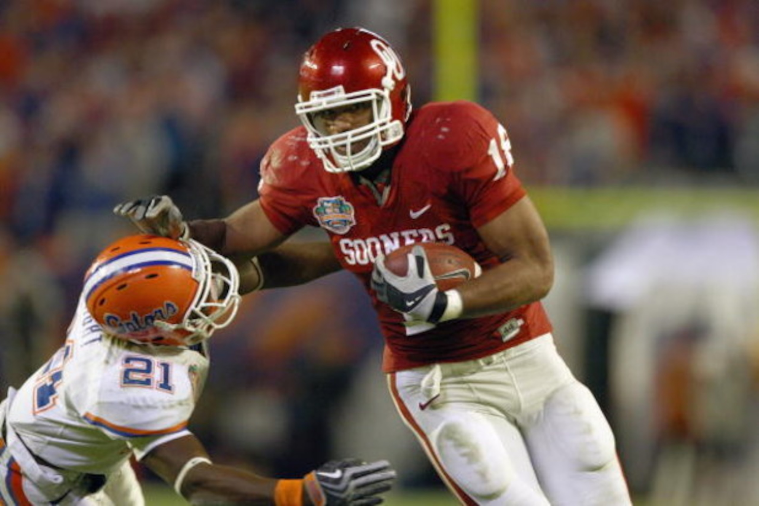 MIAMI - JANUARY 08:  Jermaine Gresham #18 of the Oklahoma Sooners carries the ball against Major Wright #21 of the Florida Gators during the FedEx BCS National Championship Game at Dolphin Stadium on January 8, 2009 in Miami, Florida.  (Photo by Donald Mi