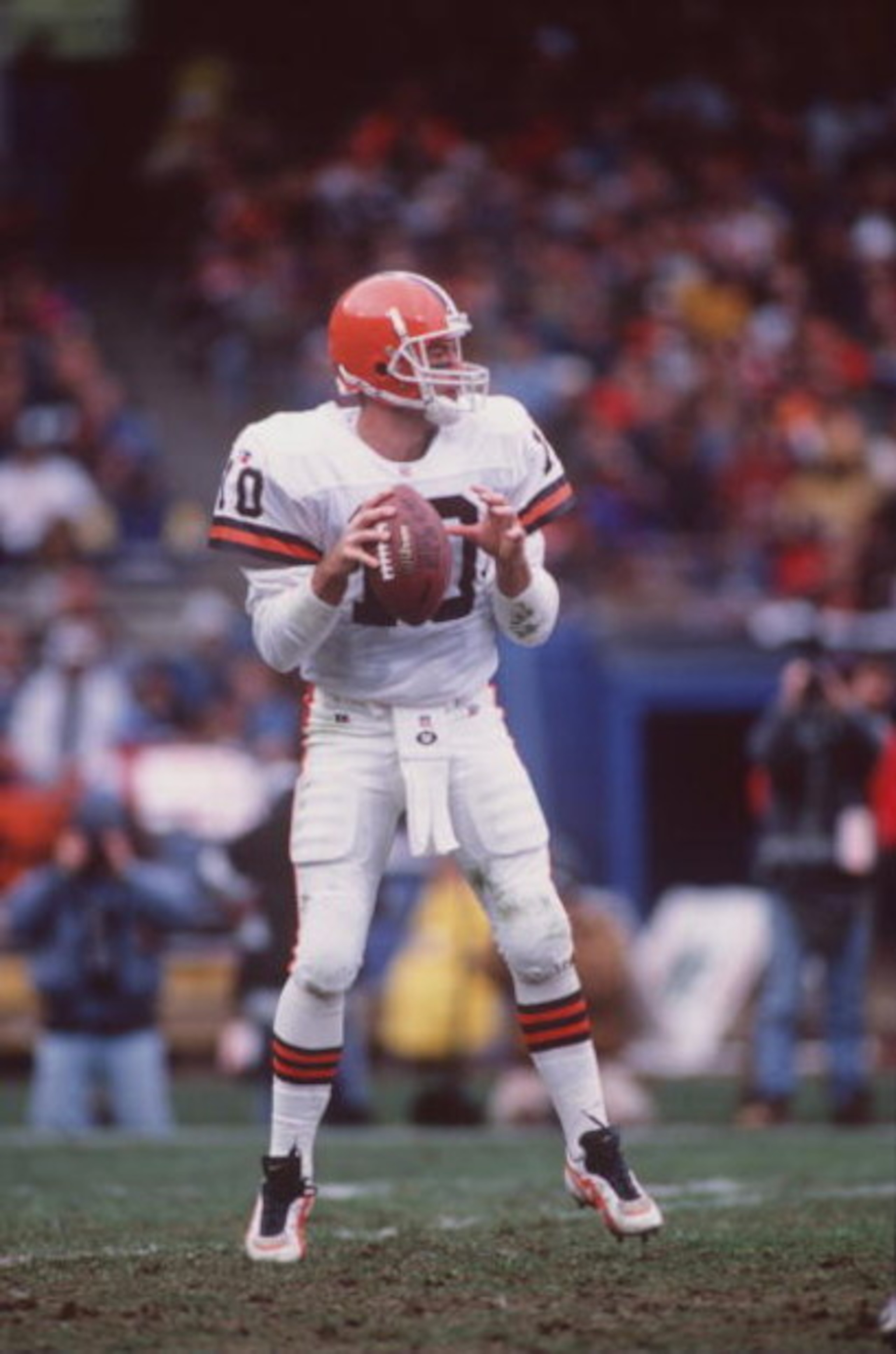 5 Nov 1995:  Quarterback Eric Zeier of the Cleveland Browns sets to throw during the Browns 37-10 loss to the Houston Oilers at Cleveland Stadium in Cleveland, Ohio.   Mandatory Credit: Rick Stewart/ALLSPORT