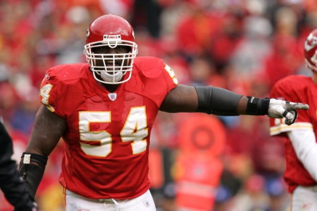 KANSAS CITY, MO - OCTOBER 22:  Guard Brian Waters #54 of the Kansas City Chiefs points during the game against the San Diego Chargers on October 22, 2006 at Arrowhead Stadium in Kansas City, Missouri. The Chiefs won 30-27.  (Photo by Brian Bahr/Getty Imag