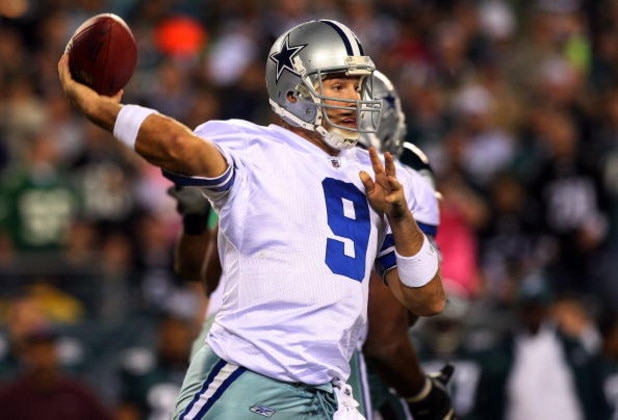 PHILADELPHIA - DECEMBER 28:  Tony Romo #9 of the Dallas Cowboys throws a pass against the Philadelphia Eagles on December 28, 2008 at Lincoln Financial Field in Philadelphia, Pennsylvania.  (Photo by Jim McIsaac/Getty Images)