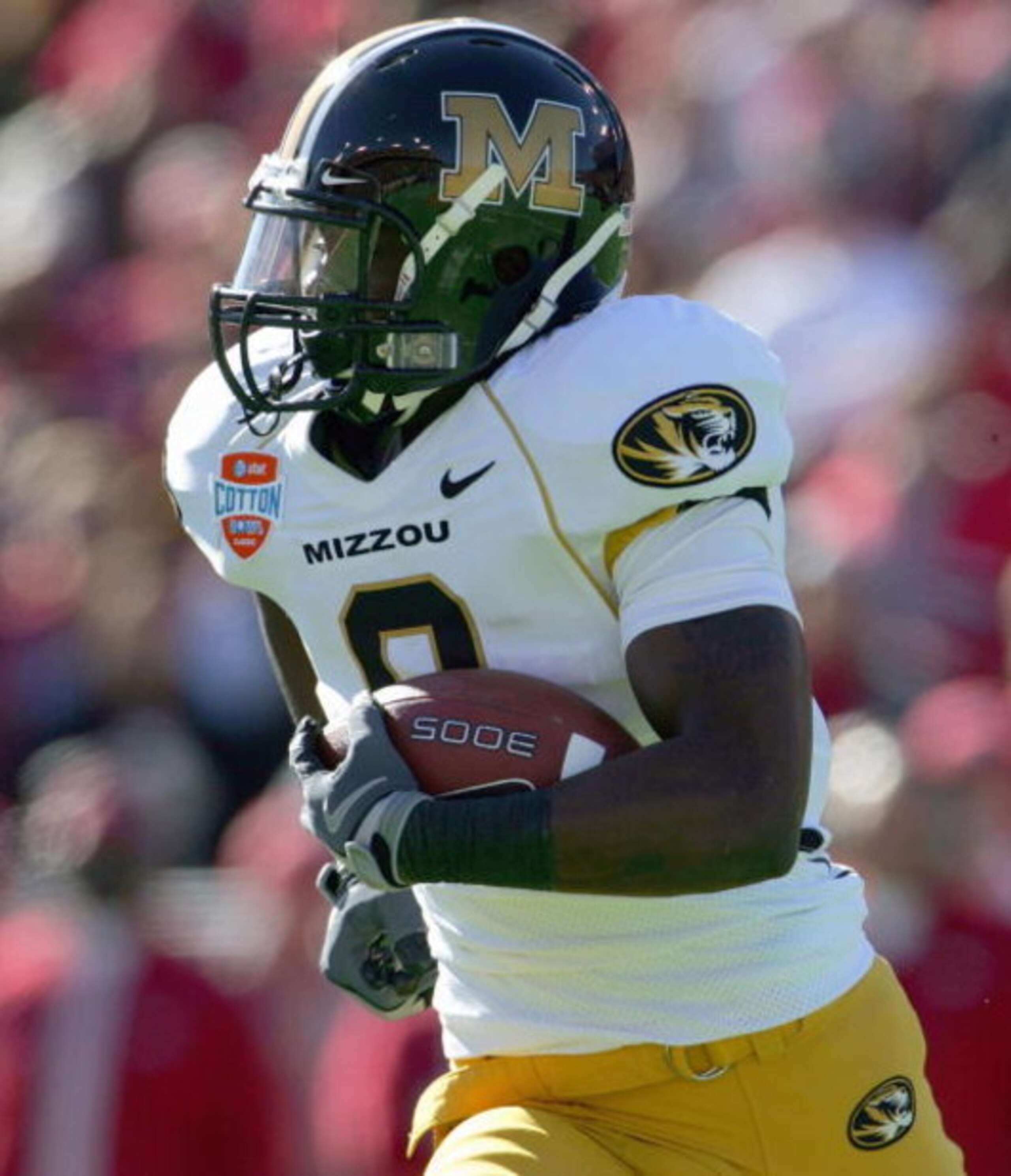 DALLAS - JANUARY 1: Jeremy Maclin #9 of the Missouri Tigers carries the ball during the AT&T Cotton Bowl Classic against the Arkansas Razorbacks on January 1, 2008 at the Cotton Bowl in Dallas, Texas. (Photo by Ronald Martinez/Getty Images) DALLAS - JANUARY 1: Jeremy Maclin #9 of the Missouri Tigers carries the ball during the AT&T Cotton Bowl Classic against the Arkansas Razorbacks on January 1, 2008 at the Cotton Bowl in Dallas, Texas. (Photo by Ronald Martinez/Getty Images)