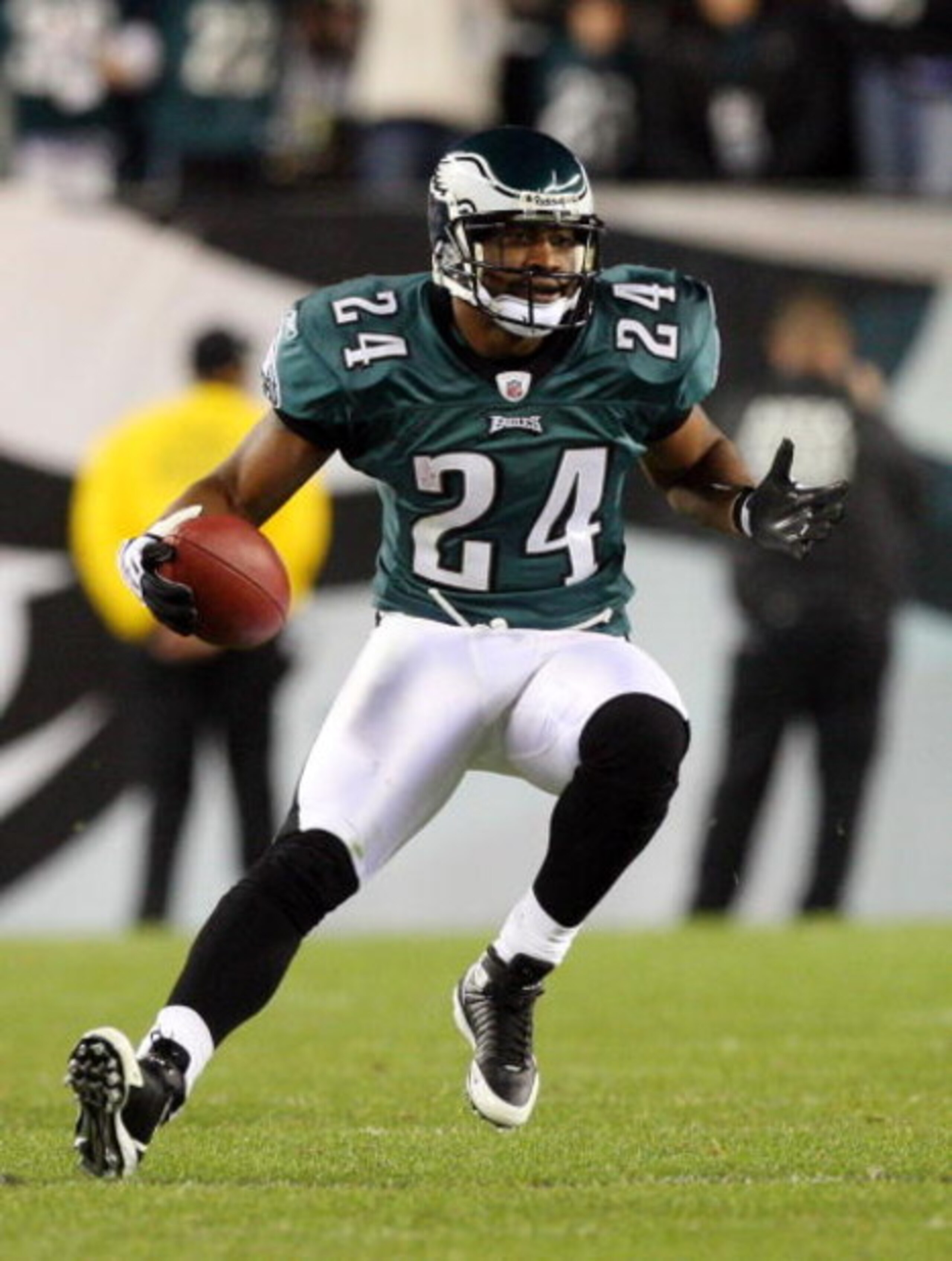 PHILADELPHIA - DECEMBER 28:  Sheldon Brown #24 of the Philadelphia Eagles runs the ball after his interception late in the first half against the Dallas Cowboys on December 28, 2008 at Lincoln Financial Field in Philadelphia, Pennsylvania.  (Photo by Jim 