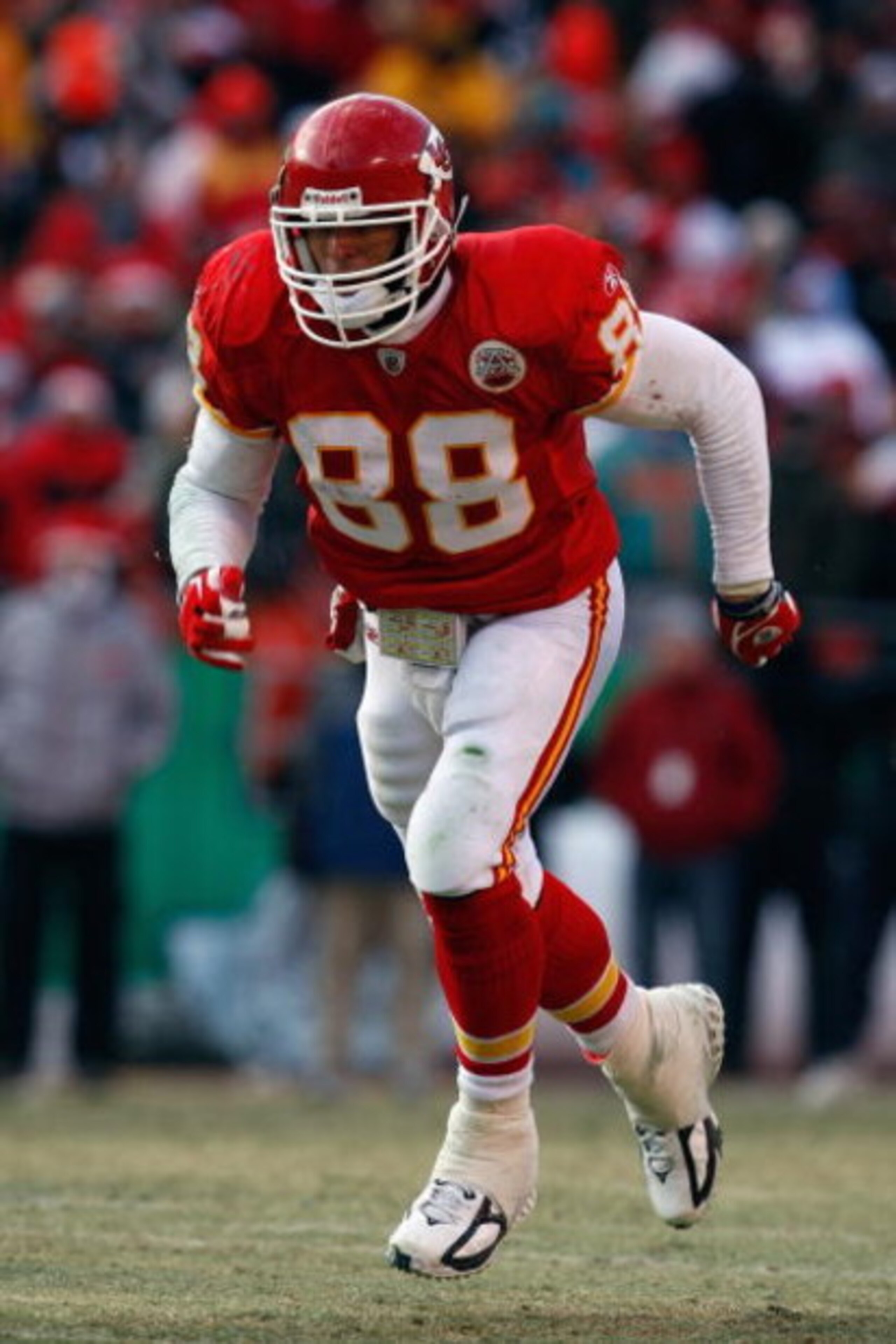KANSAS CITY, MO - DECEMBER 21:  Tony Gonzalez #88 of the Kansas City Chiefs runs downfield during the game against the Miami Dolphins on December 21, 2008 at Arrowhead Stadium in Kansas City, Missouri. (Photo by Jamie Squire/Getty Images)