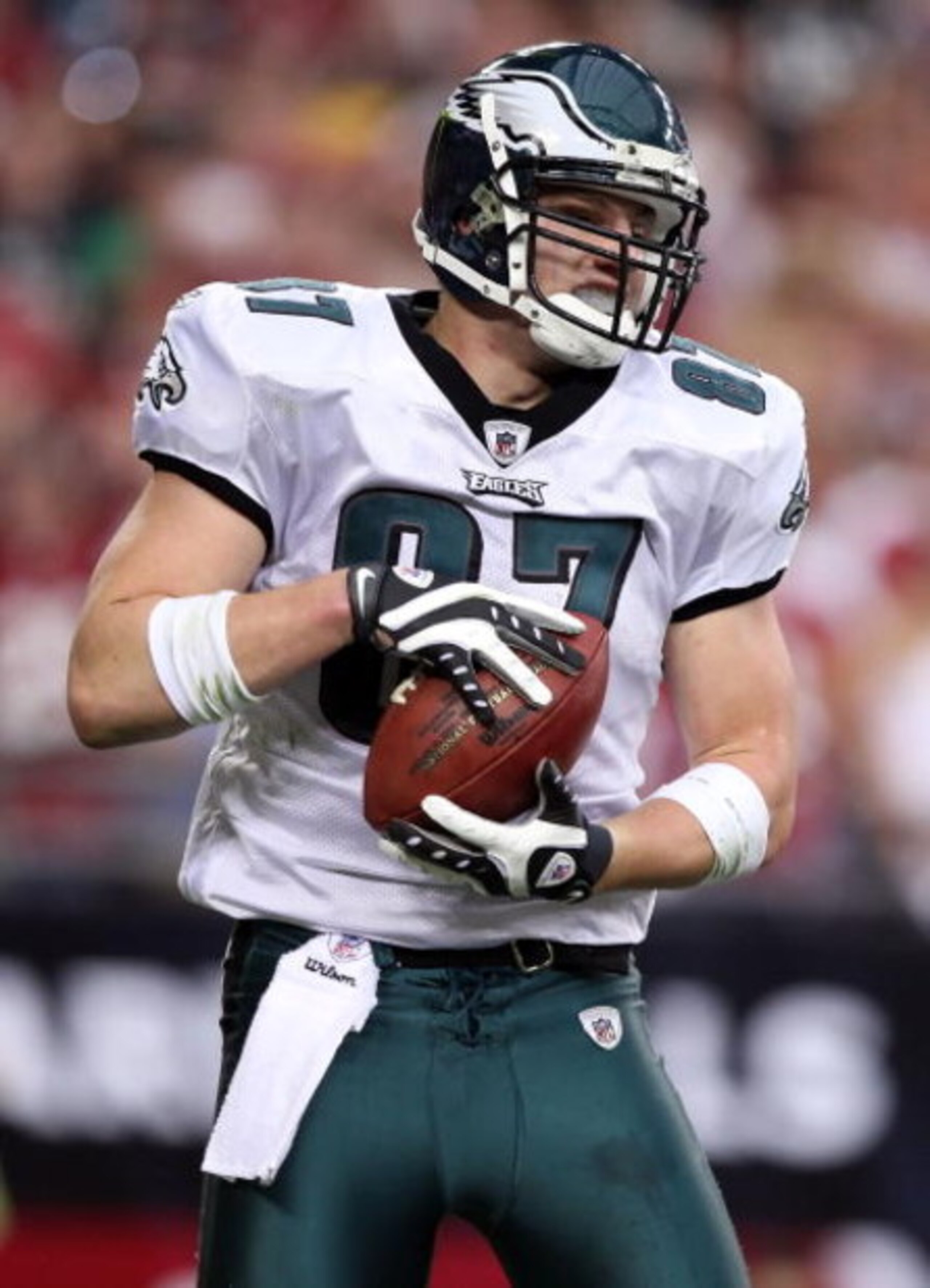 GLENDALE, AZ - JANUARY 18:  Tight end Brent Celek #87 of the Philadelphia Eagles catches a six-yard touchdown in the third quarter during the NFC championship game against the Arizona Cardinals on January 18, 2009 at University of Phoenix Stadium in Glend