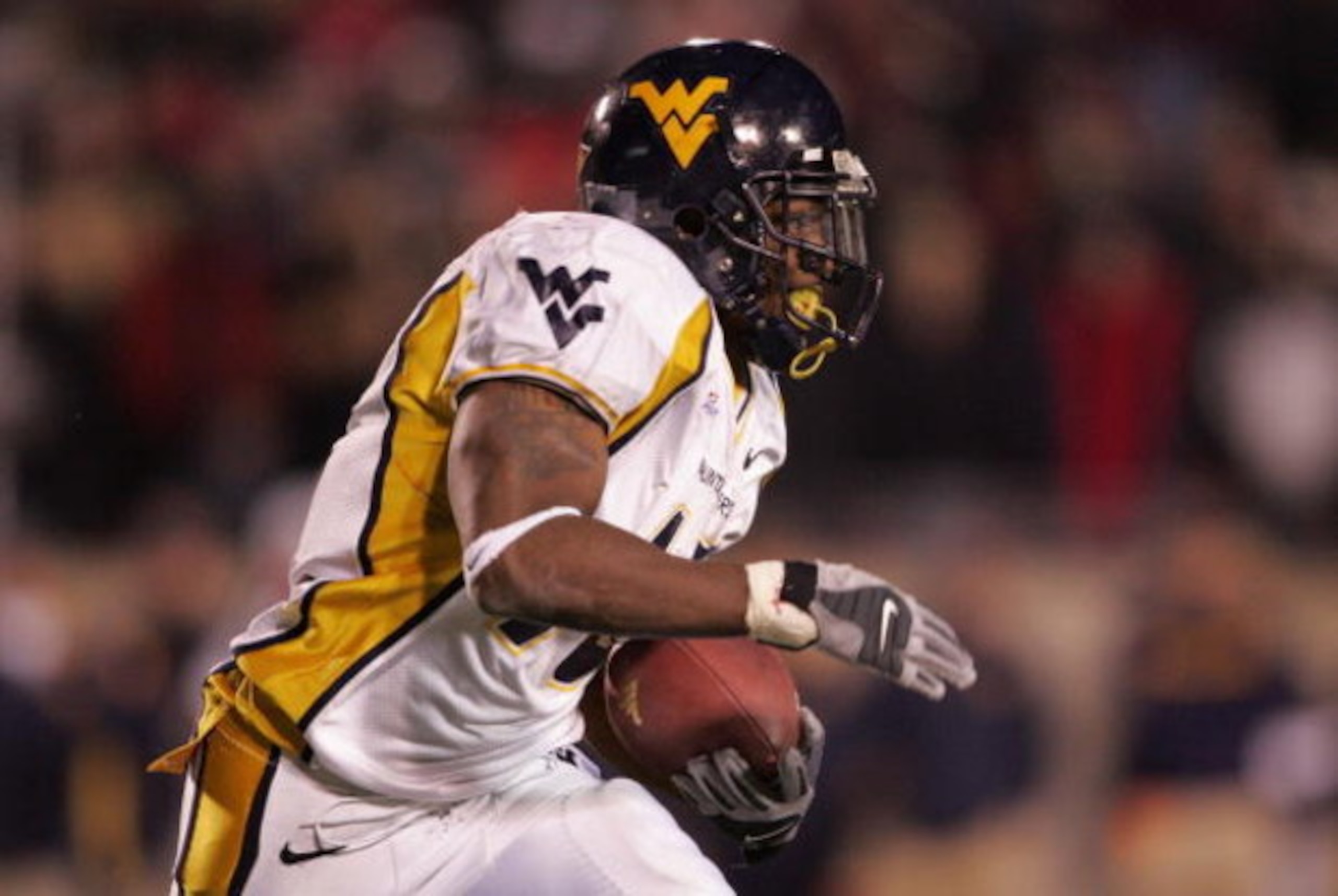 LOUISVILLE, KY - NOVEMBER 02:  Steve Slaton #10 of the West Virginia Mountaineers runs the ball against the Louisville Cardinals November 2, 20006 at Papa John's Cardinal Stadium in Louisville, Kentucky. Louisville won 44-34. (Photo by Andy Lyons/Getty Im