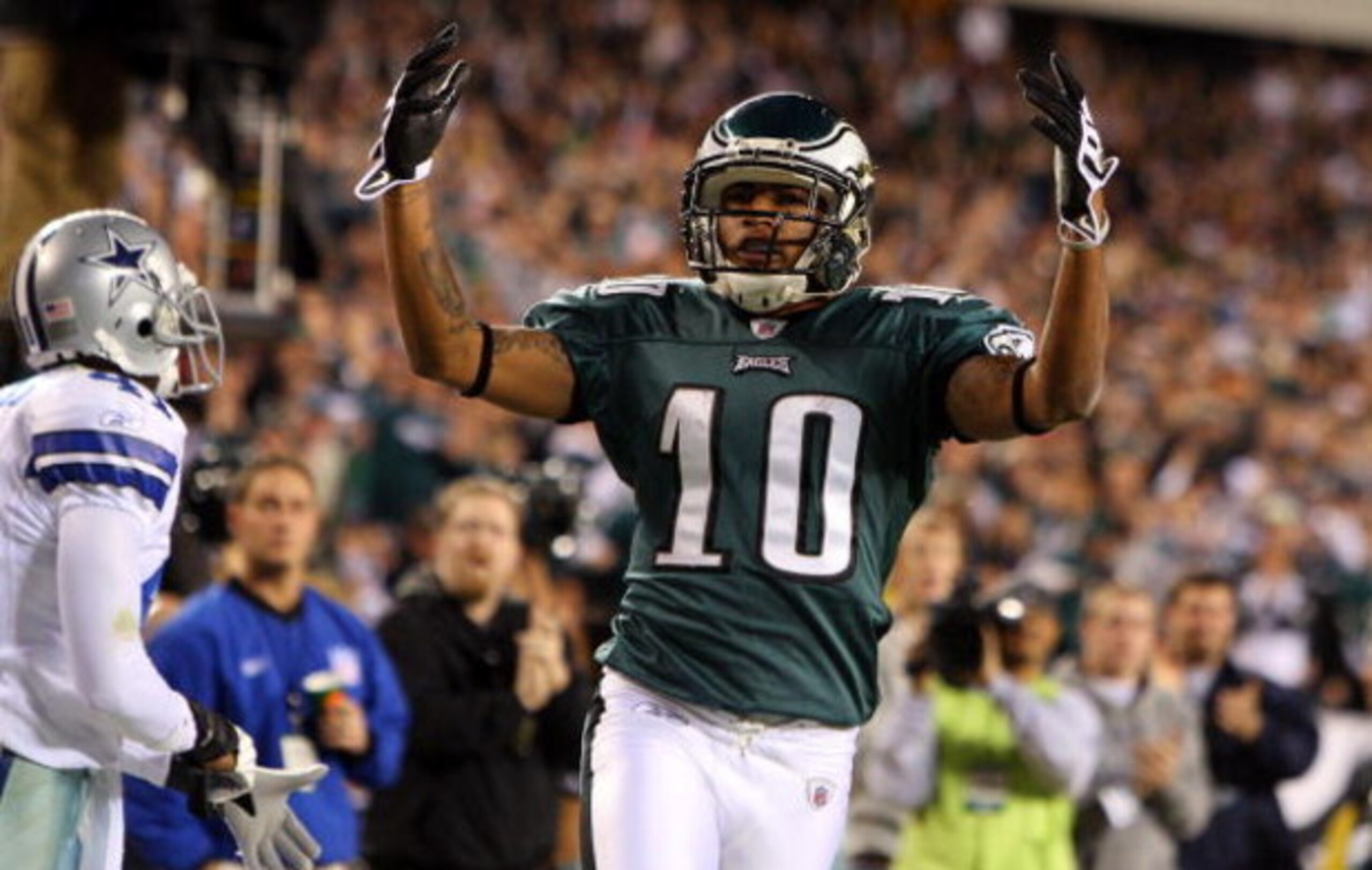 PHILADELPHIA - DECEMBER 28:  DeSean Jackson #10 of the Philadelphia Eagles celebrates after a long reception against the Dallas Cowboys on December 28, 2008 at Lincoln Financial Field in Philadelphia, Pennsylvania.  (Photo by Jim McIsaac/Getty Images)
