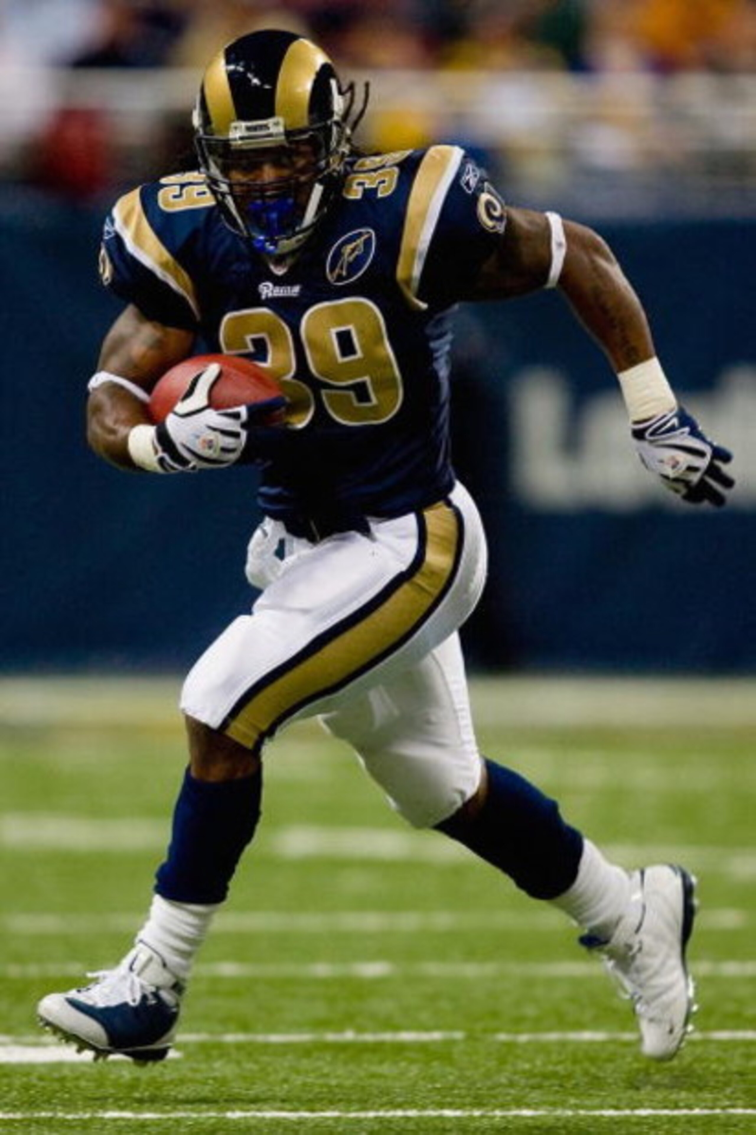 ST. LOUIS, MO - DECEMBER 21:  Steven Jackson #39 of the St. Louis Rams carries the ball during the game against the San Francisco 49ers at the Edward Jones Dome on December 21, 2008 in St. Louis, Missouri. The 49ers won 17-16. (Photo by Dilip Vishwanat/Ge
