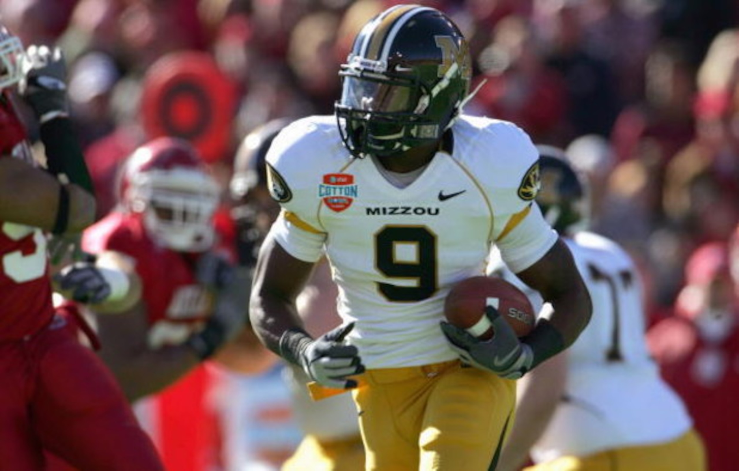 DALLAS - JANUARY 1: Jeremy Maclin #9 of the Missouri Tigers carries the ball during the AT&T Cotton Bowl Classic against the Arkansas Razorbacks on January 1, 2008 at the Cotton Bowl in Dallas, Texas. (Photo by Ronald Martinez/Getty Images) 
